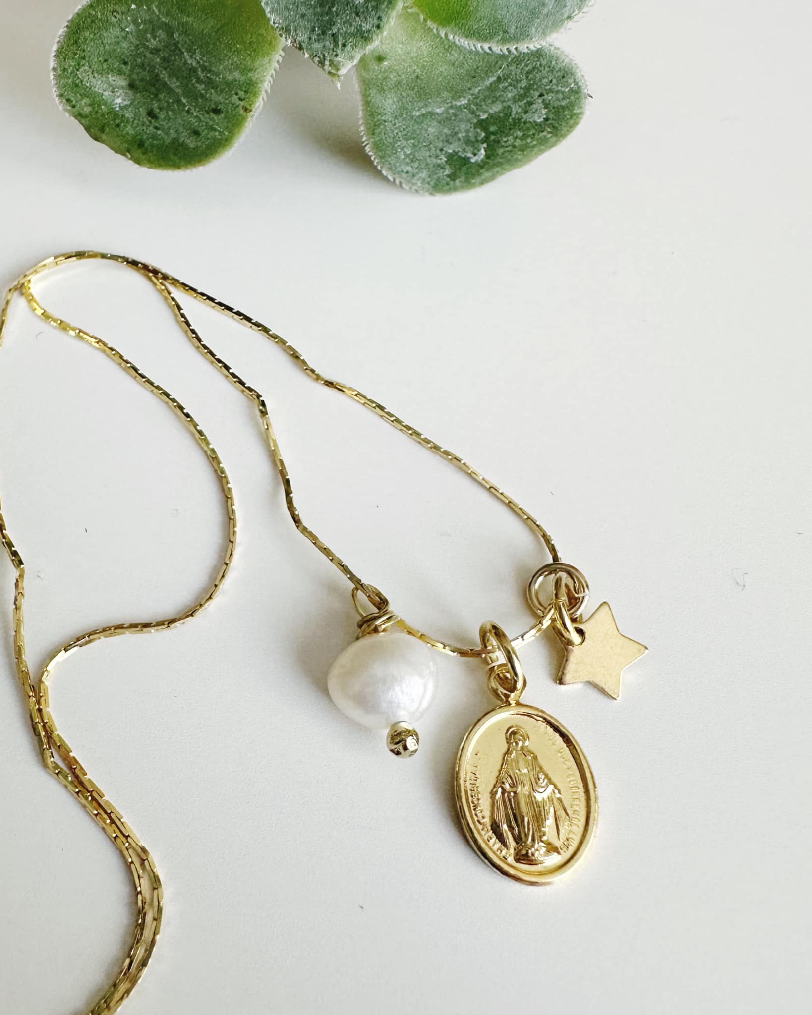 Collar Virgen de los Milagros. Incluye tarjeta con mensaje y packing para regalo