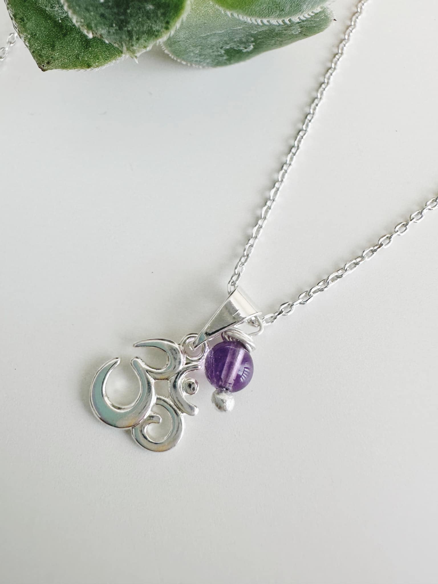 Collar OM con Amatista. Incluye significado y packing para regalo