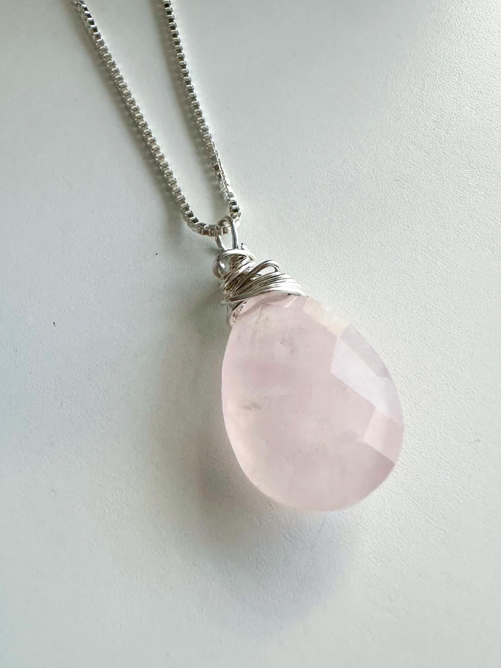 Collar Amuleto Cuarzo Rosa. Incluye significado de la piedra y packing para regalo