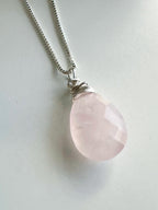 Collar Amuleto Cuarzo Rosa. Incluye significado de la piedra y packing para regalo