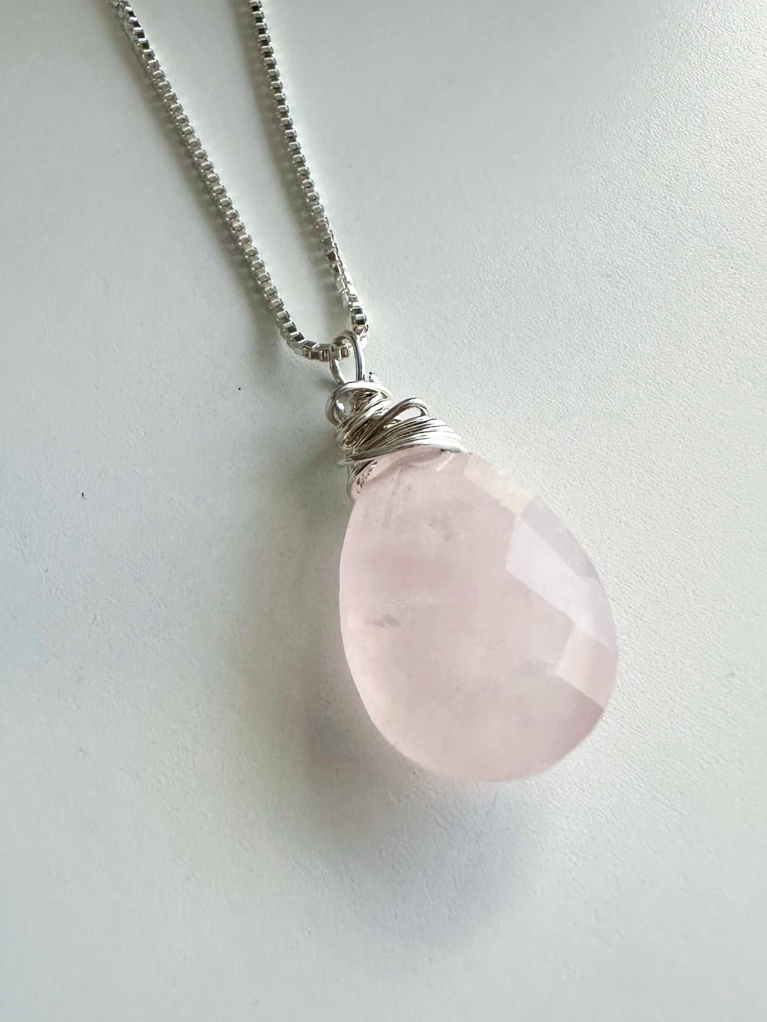 Collar Amuleto Cuarzo Rosa. Incluye significado de la piedra y packing para regalo