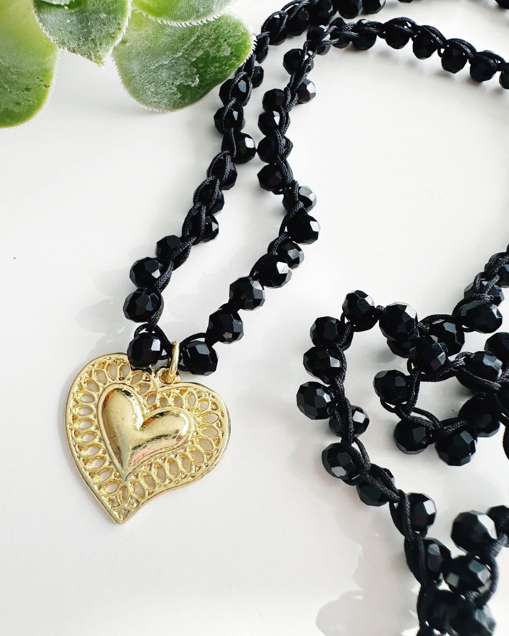 Collar “Encanto” tejido en cristales negros. Incluye Packing para regalo