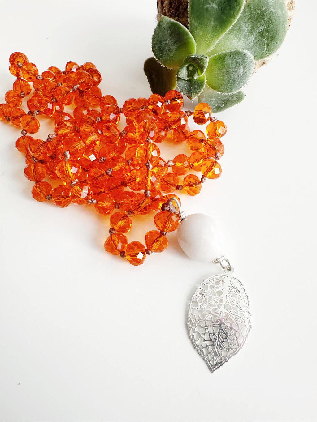 Collar silver Sacro en cristales anaranjados. Incluye Packing para regalo