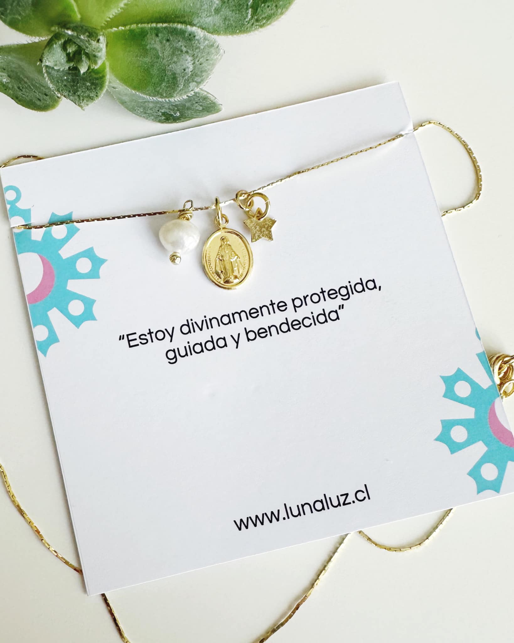 Collar Virgen de los Milagros. Incluye tarjeta con mensaje y packing para regalo
