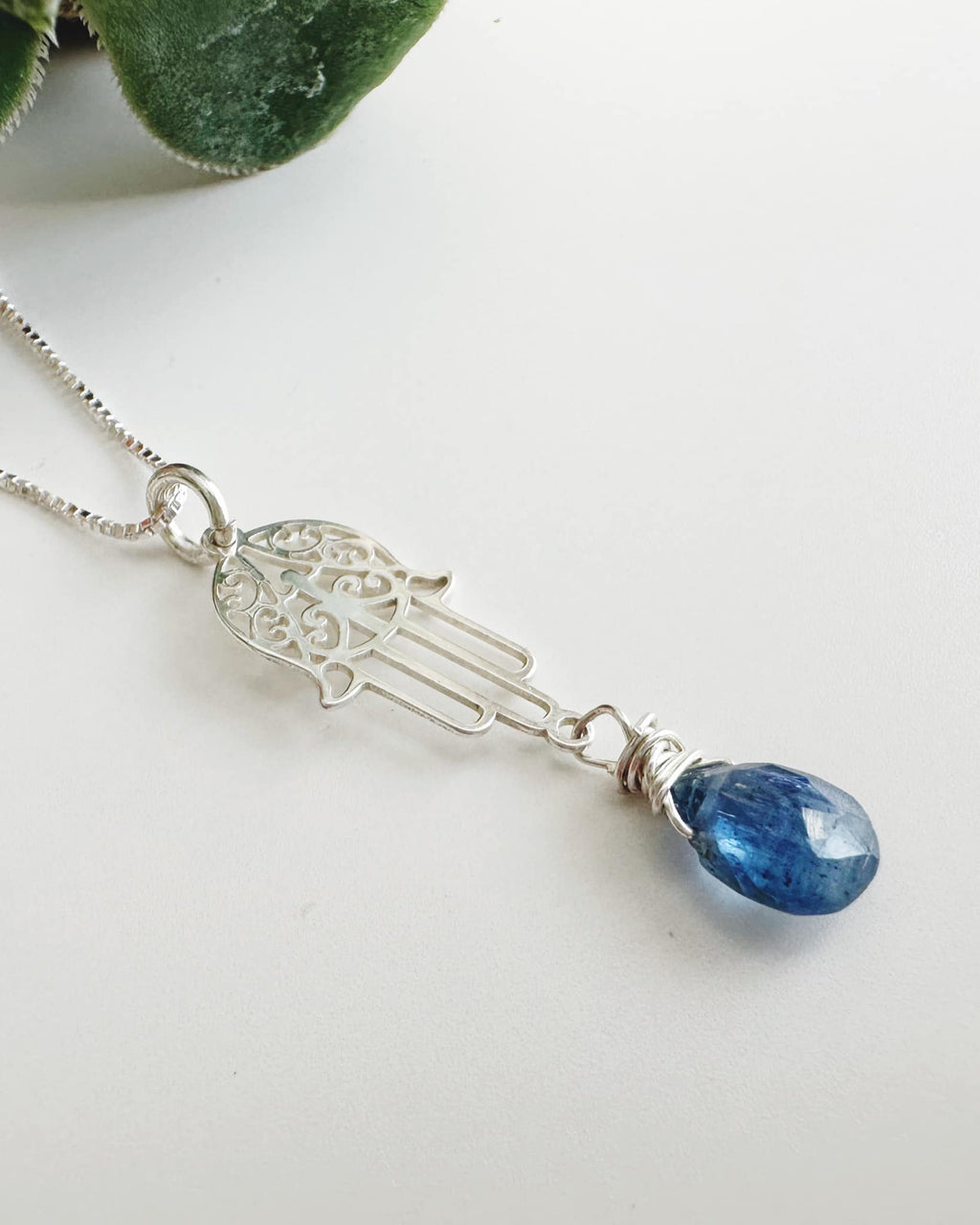 Collar de Plata 925 Mano de Fátima y piedra natural Cianita Azul. Incluye significado y packing para regalo