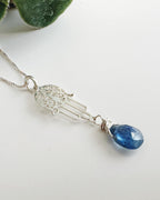 Collar de Plata 925 Mano de Fátima y piedra natural Cianita Azul. Incluye significado y packing para regalo