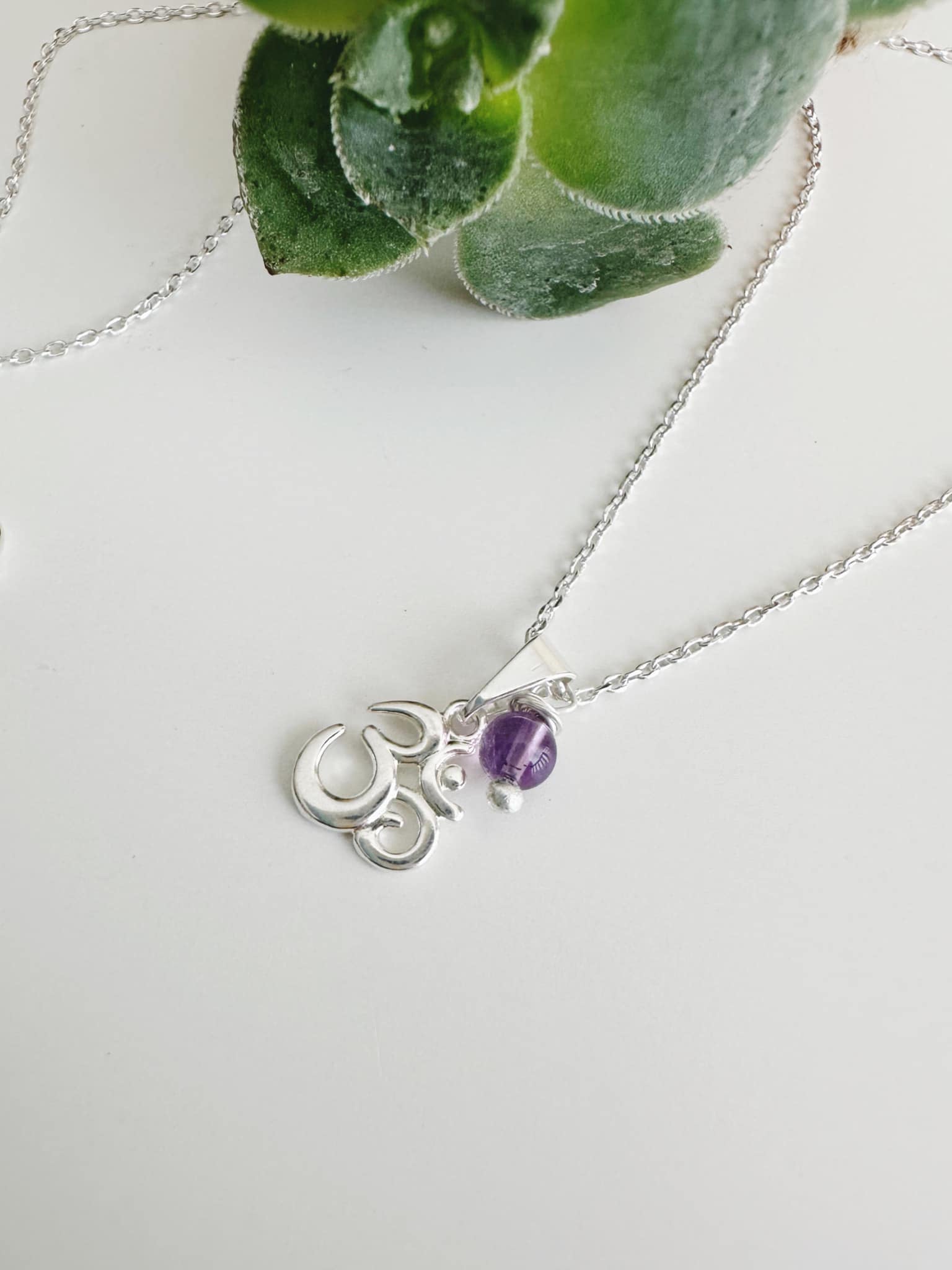 Collar OM con Amatista. Incluye significado y packing para regalo