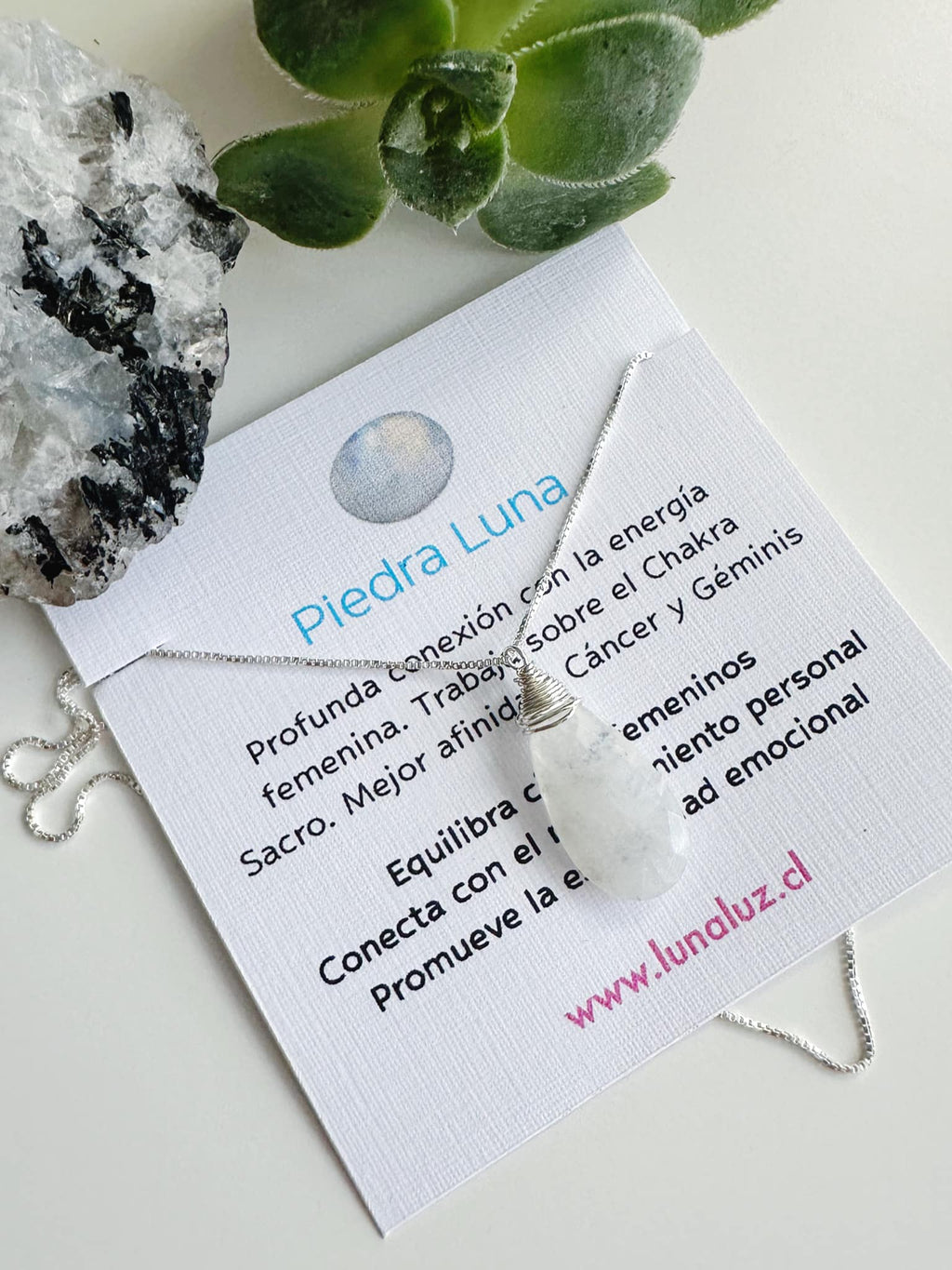 Collar amuleto Piedra Luna . Incluye significado de la piedra y packing para regalo