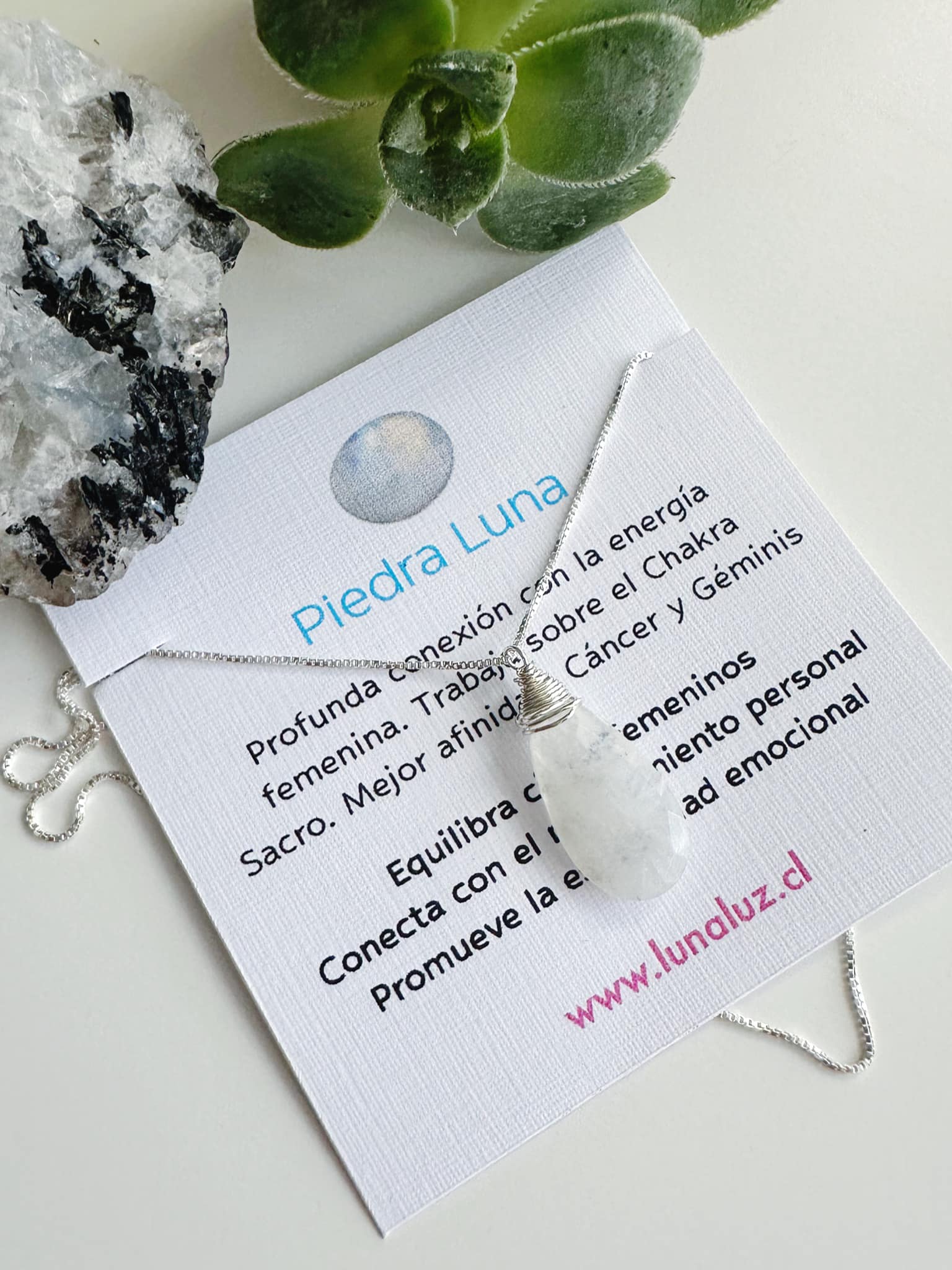 Collar amuleto Piedra Luna . Incluye significado de la piedra y packing para regalo
