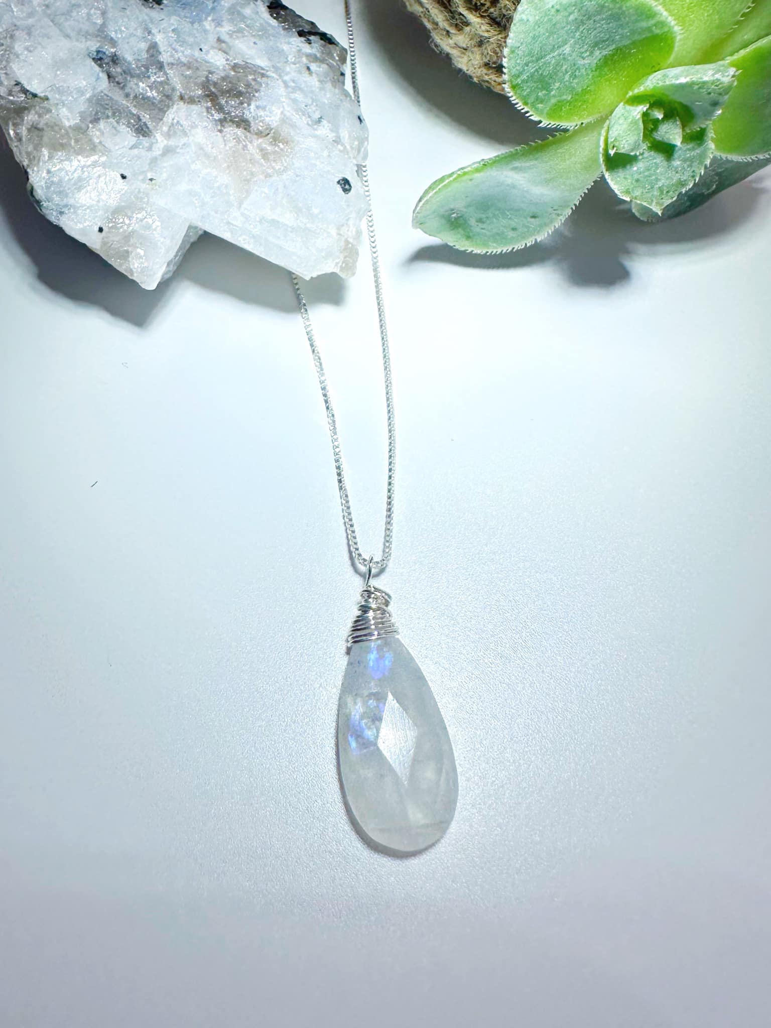 Collar amuleto Piedra Luna . Incluye significado de la piedra y packing para regalo
