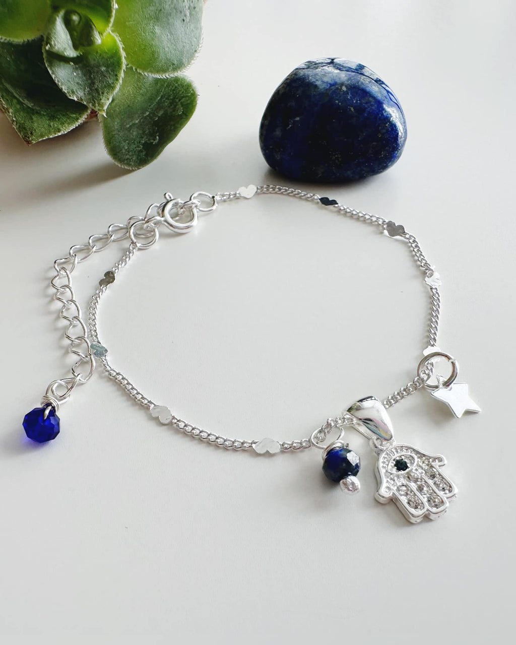 Pulsera silver Mano de Fátima en piedra Lapislázuli . Incluye significado y Packing para regalo