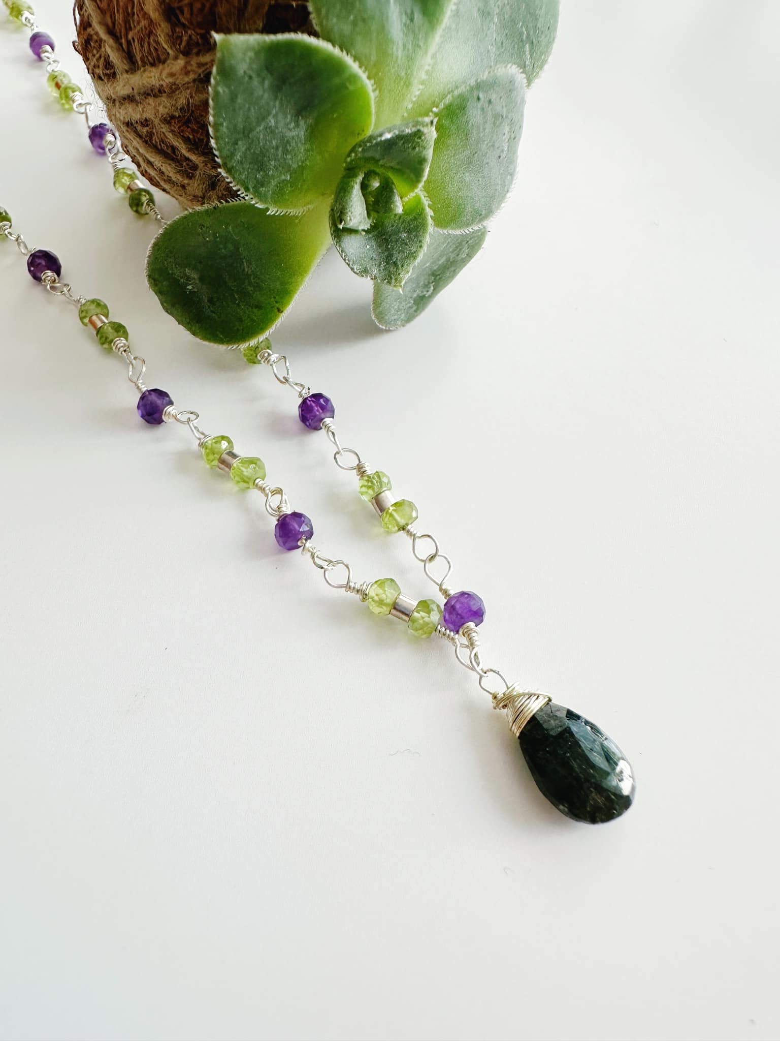 Collar silver “Martina” en piedras naturales.  Incluye Packing para regalo