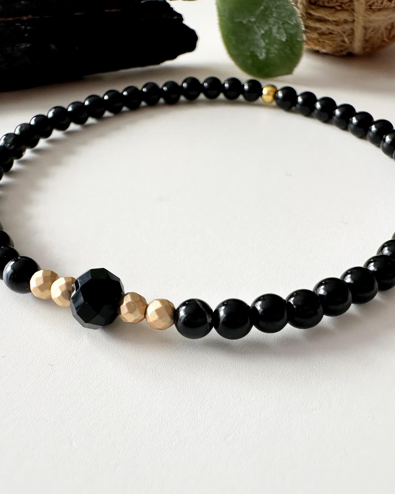 Pulsera signo Capricornio en Piedra Turmalina Negra. Incluye mensaje especial y packing para regalo