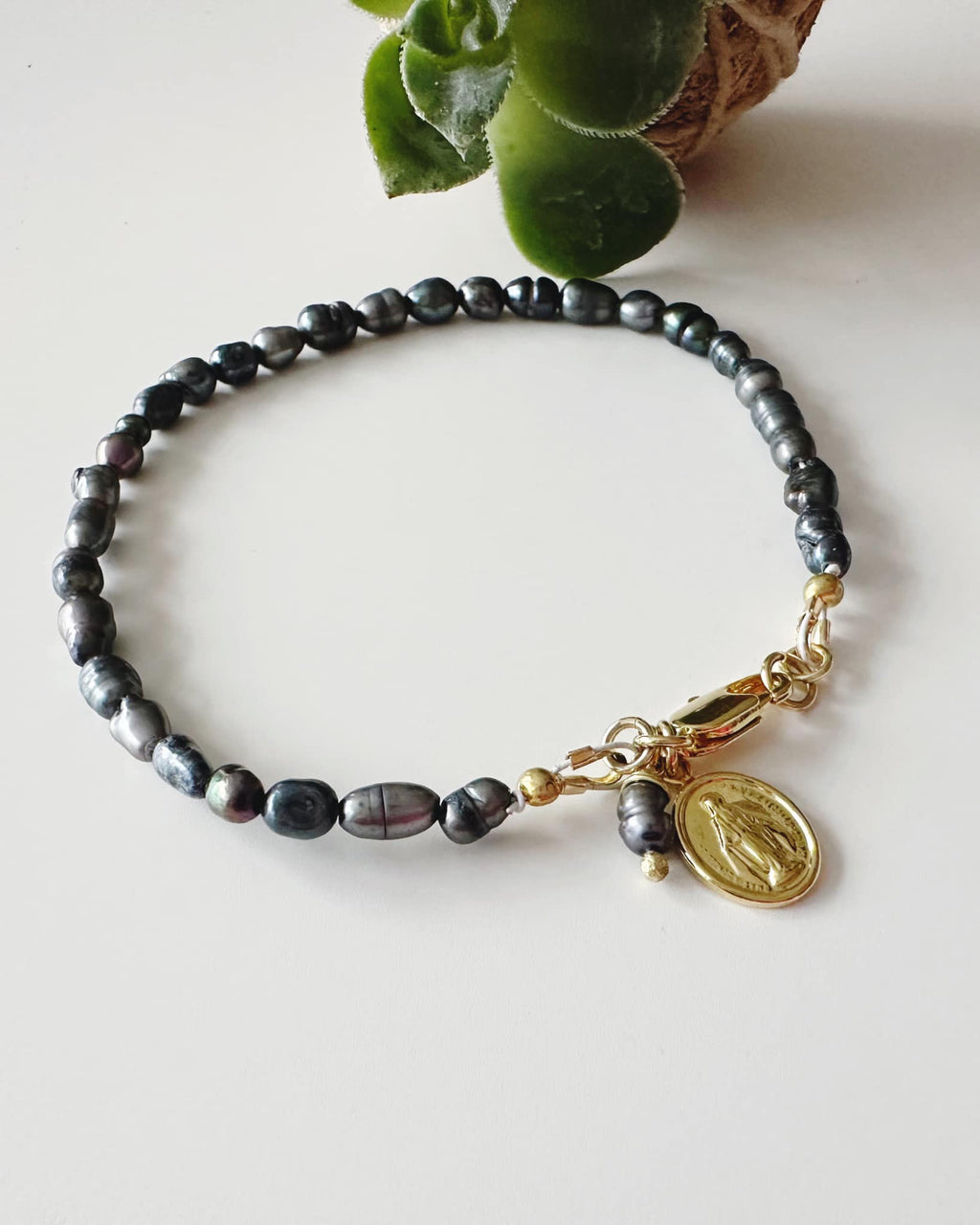 Pulsera virgen milagrosa en perlas naturales grises. Incluye mensaje especial y packing para regalo