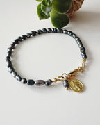 Pulsera virgen milagrosa en perlas naturales grises. Incluye mensaje especial y packing para regalo