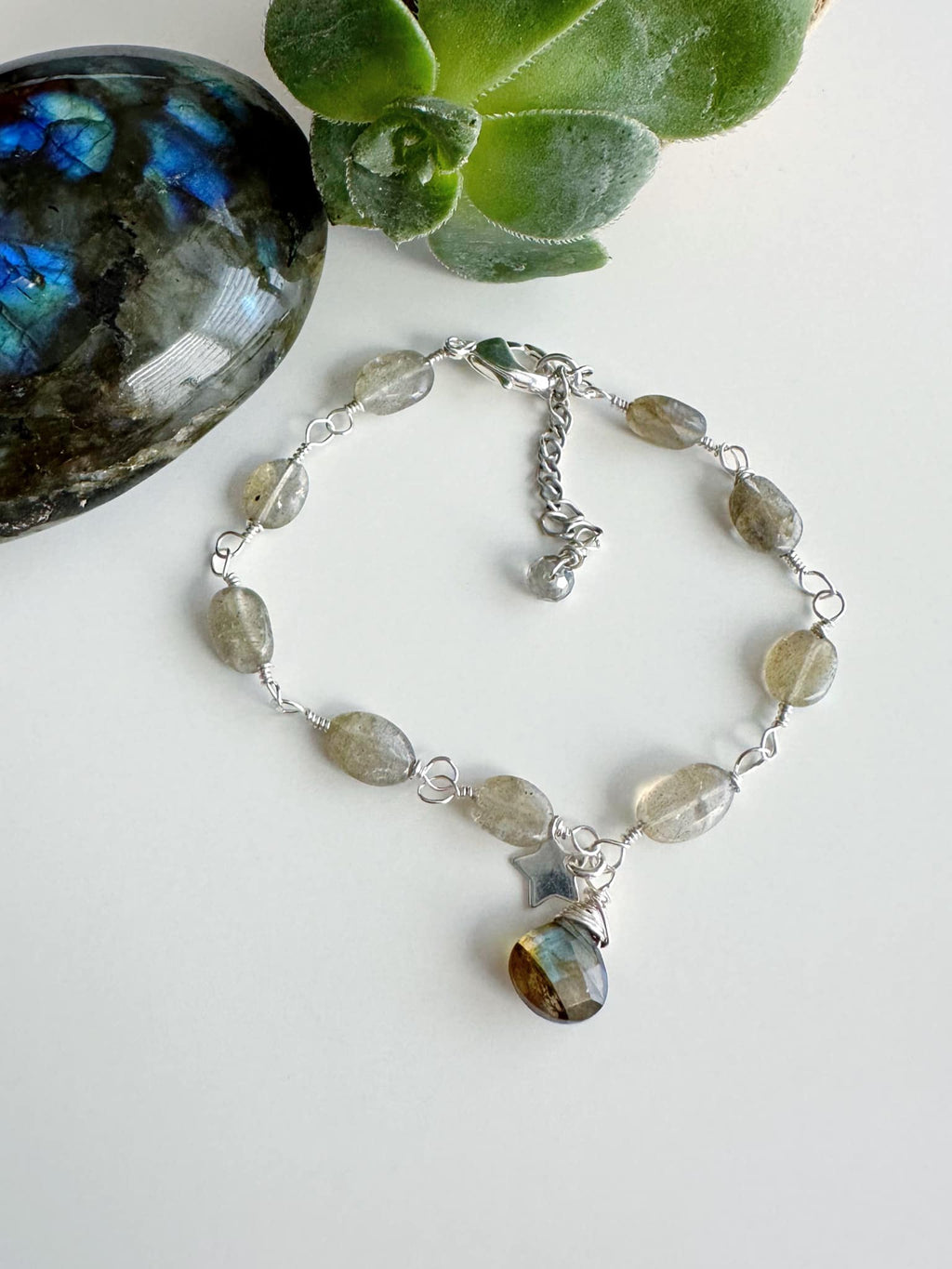 Pulsera silver “Intuición” en piedras nautrales Labradoritas. Incluye significado de la piedra y Packing para regalo