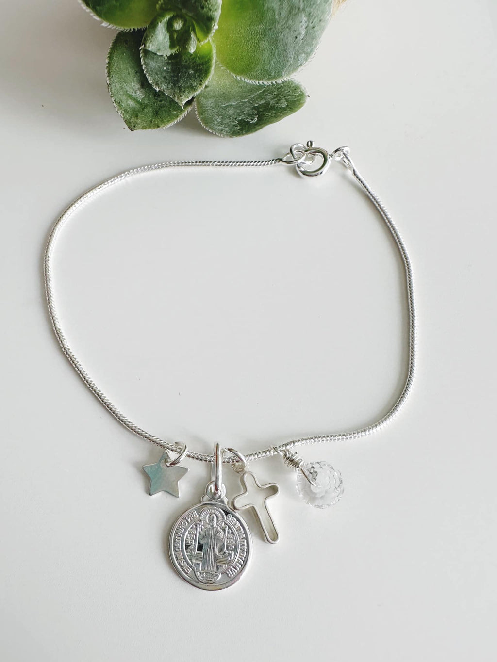 Pulsera San Benito de protección. Incluye mensaje especial y packing para regalo