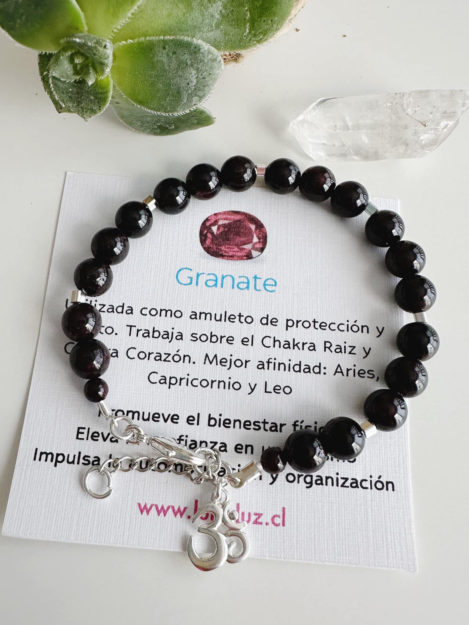 Pulsera silver Yoga en piedras granate . Incluye envoltorio para regalo