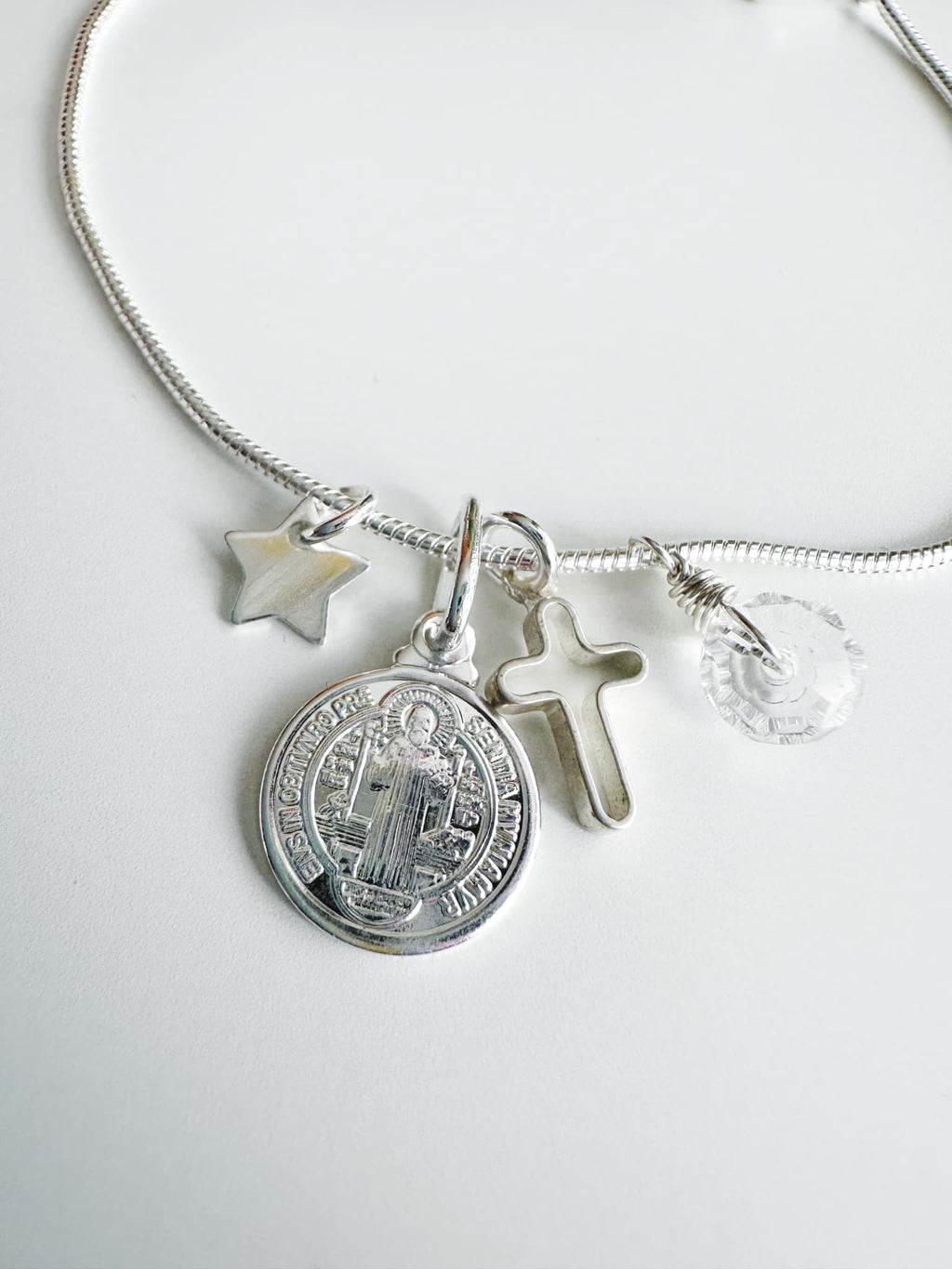 Pulsera San Benito de protección. Incluye mensaje especial y packing para regalo