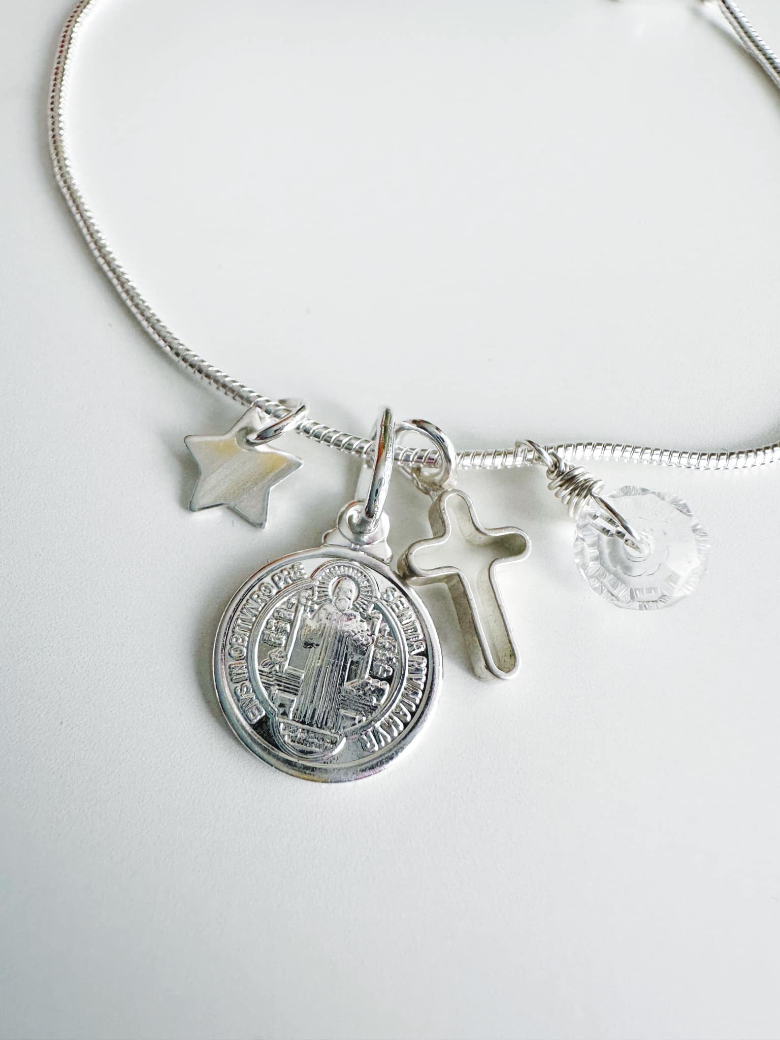 Pulsera San Benito de protección. Incluye mensaje especial y packing para regalo