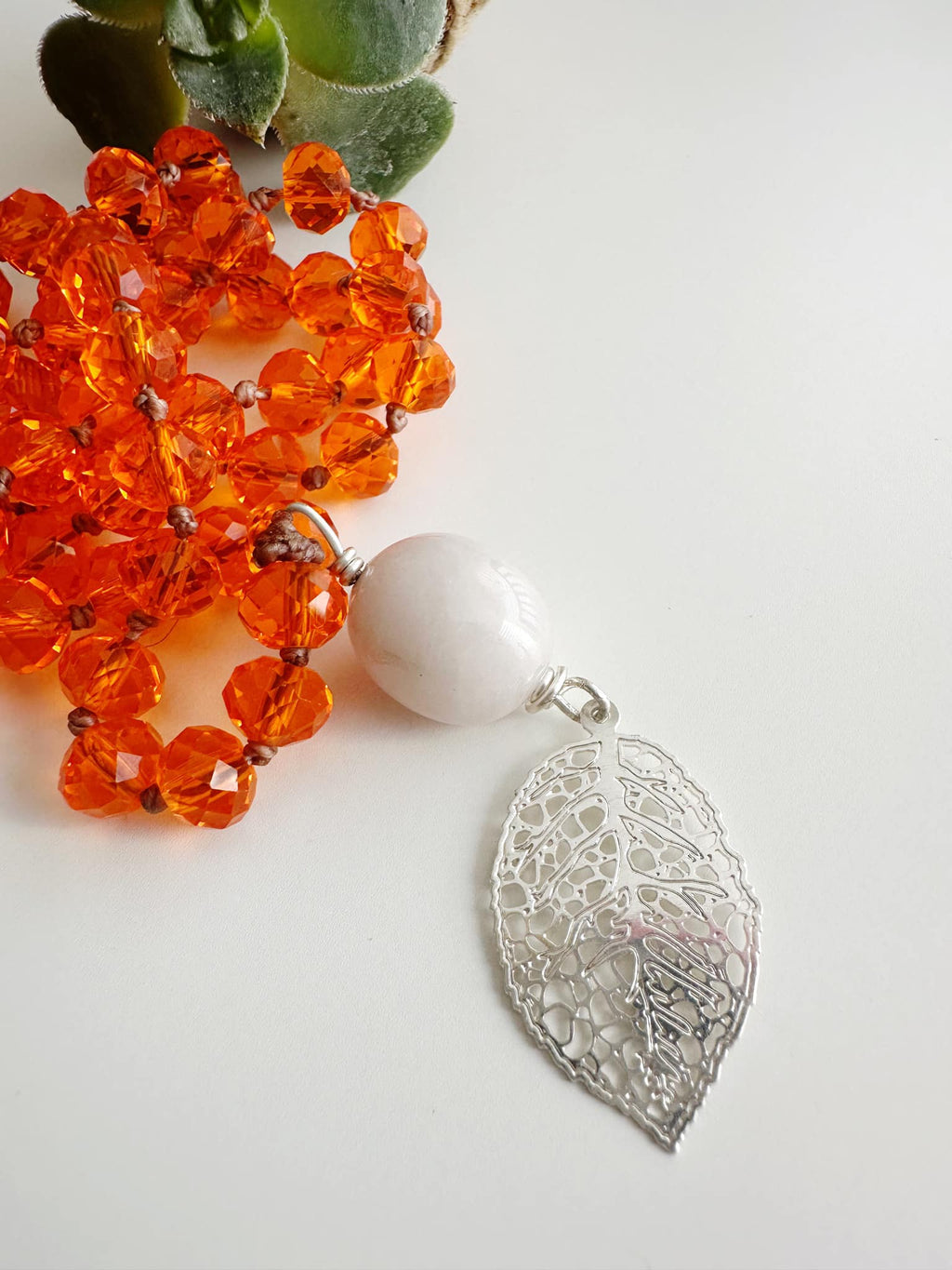 Collar silver Sacro en cristales anaranjados. Incluye Packing para regalo