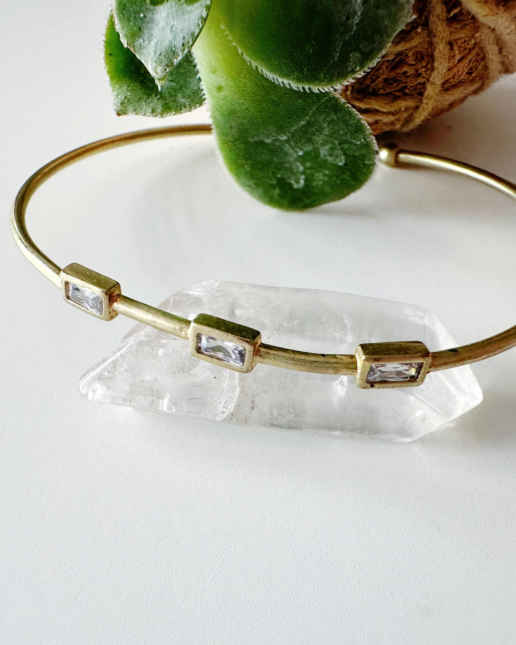 Pulsera esclava ajustable. Incluye packing para regalo