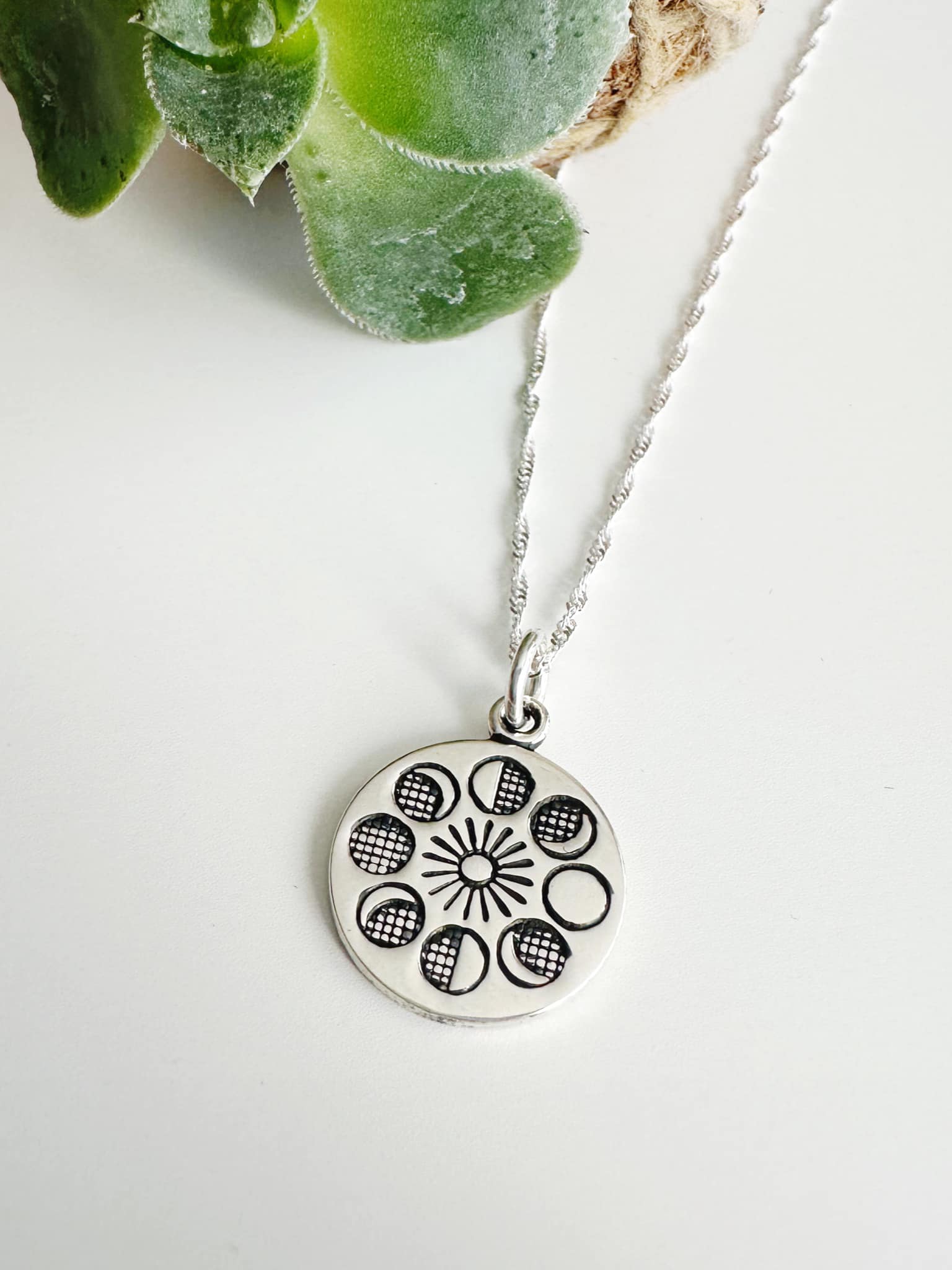 Collar de Plata 925 Fases de la Luna. Incluye significado y packing para regalo