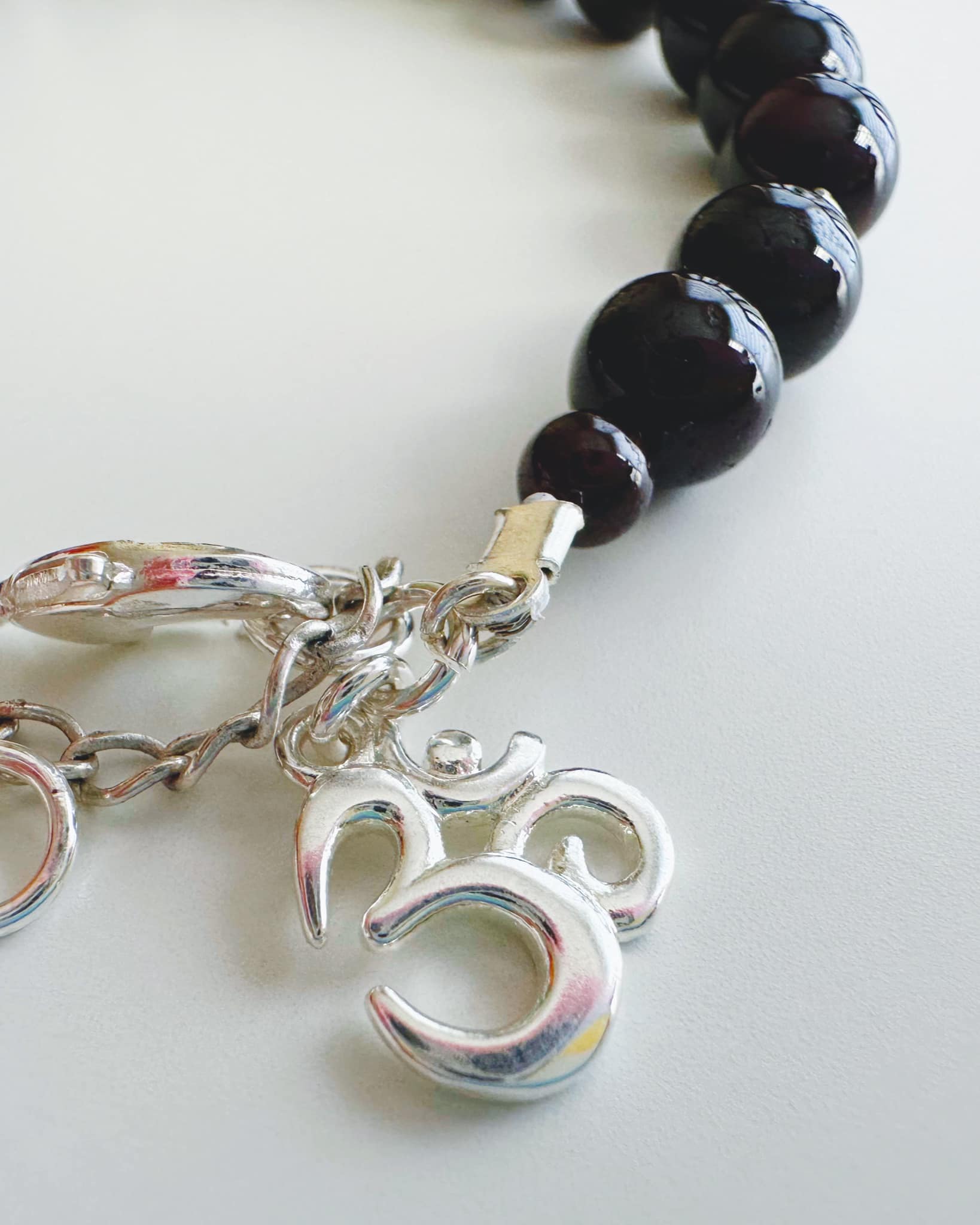 Pulsera silver Yoga en piedras granate . Incluye envoltorio para regalo