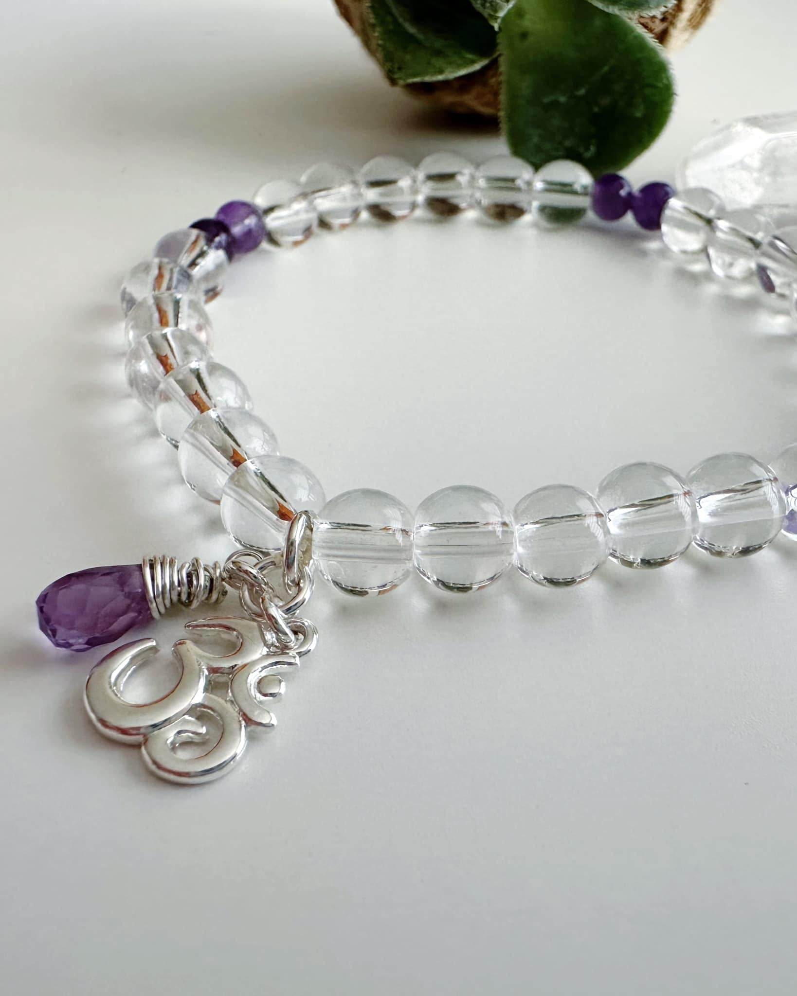 Pulsera OM Cuarzo Cristal y Amatista. Incluye packing regalo y significado de la Piedra