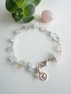 Pulsera “Amor Infinito” en piedras de Cuarzo Rosa. Incluye significado de la piedra y packing para regalo