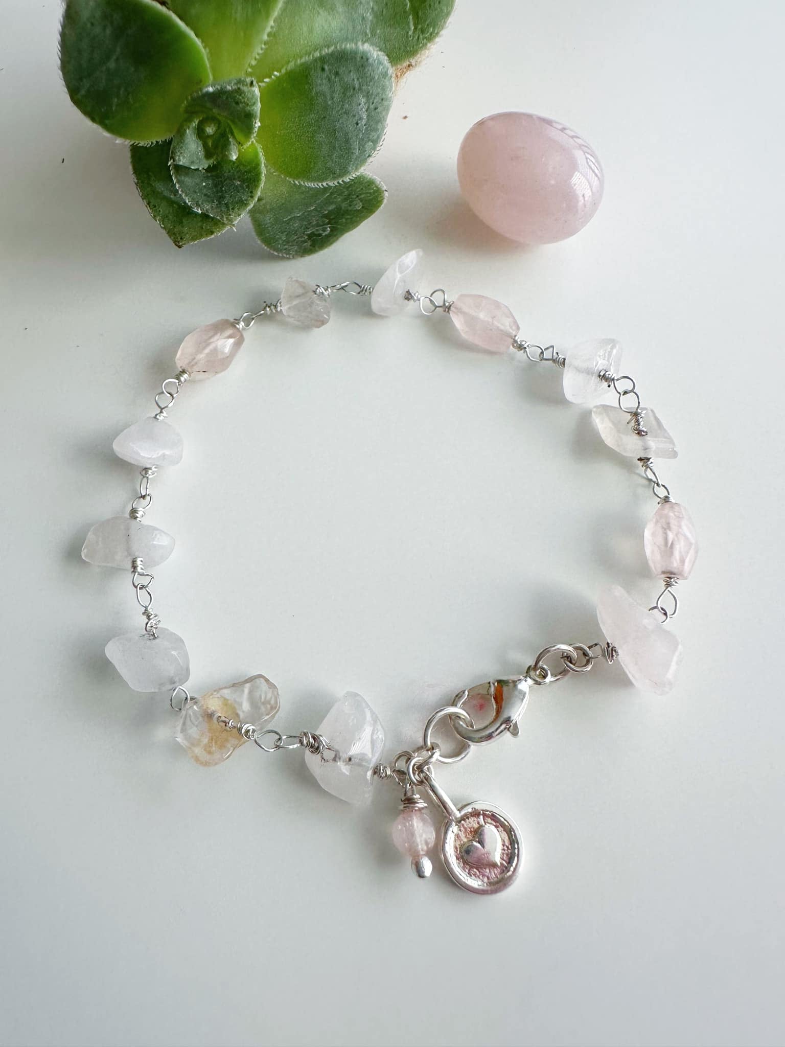Pulsera “Amor Infinito” en piedras de Cuarzo Rosa. Incluye significado de la piedra y packing para regalo