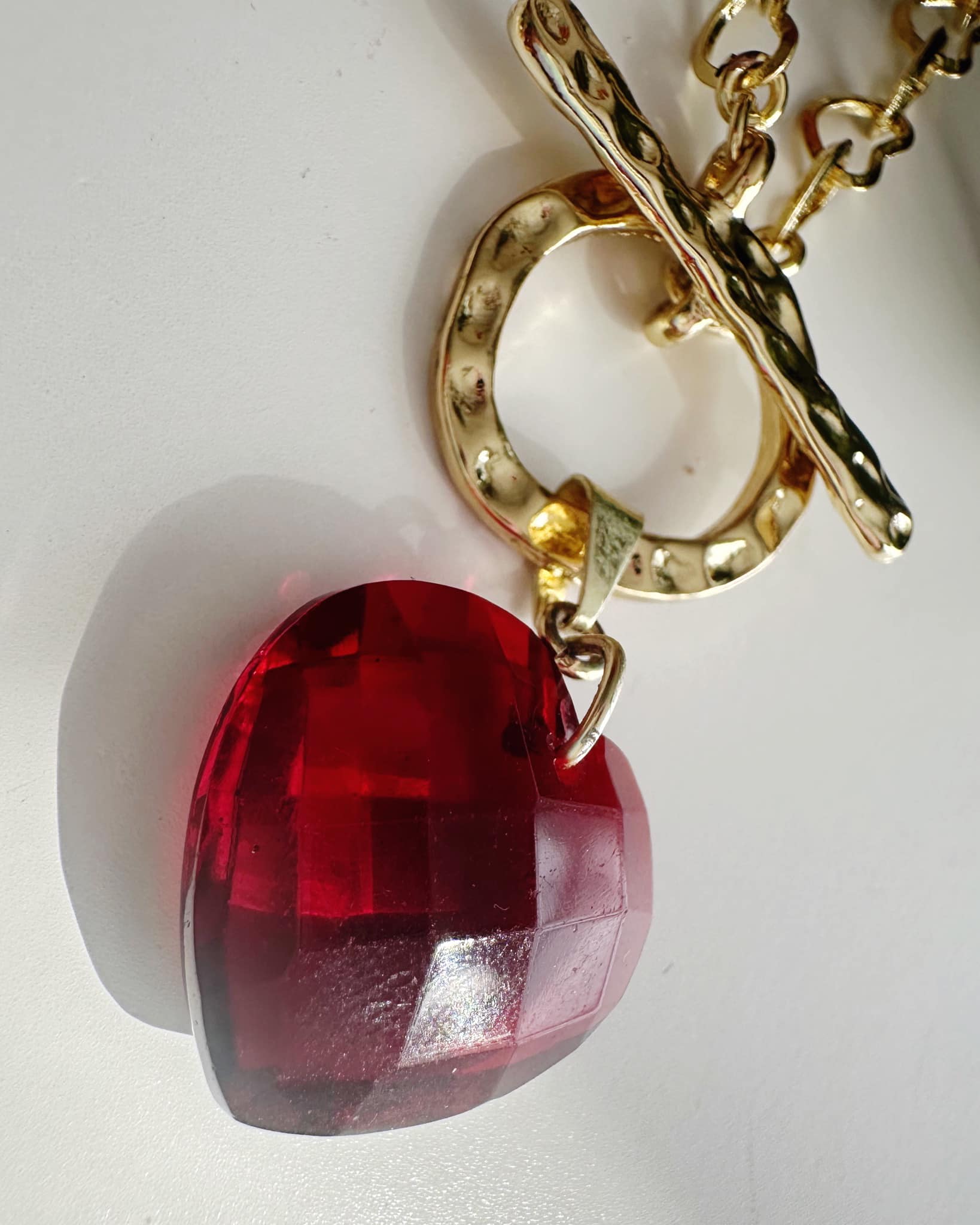 Collar corazón cristal color granate. Incluye packing para regalo.