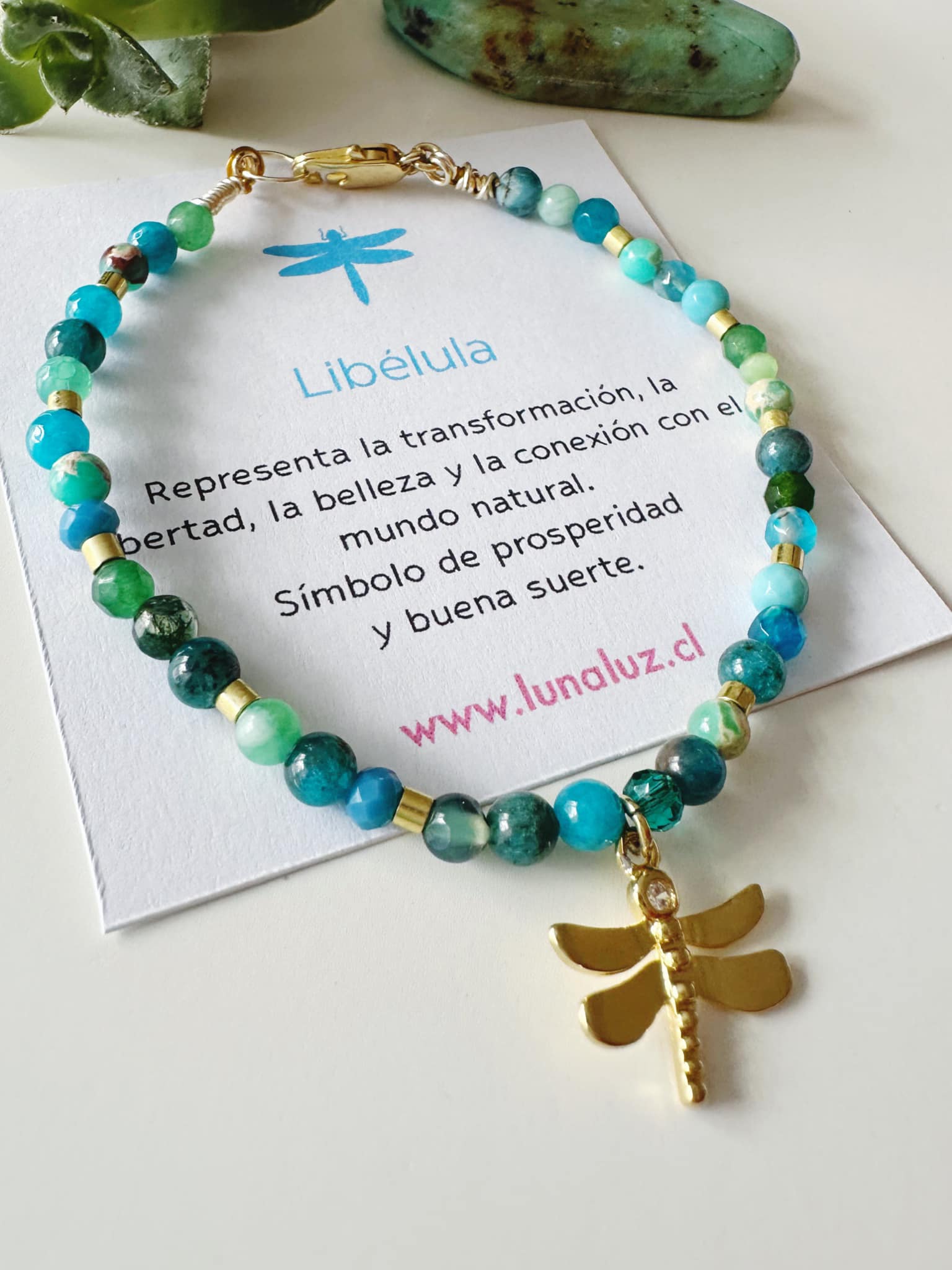Pulsera Libélula, en piedras verdosas . Incluye packing para regalo