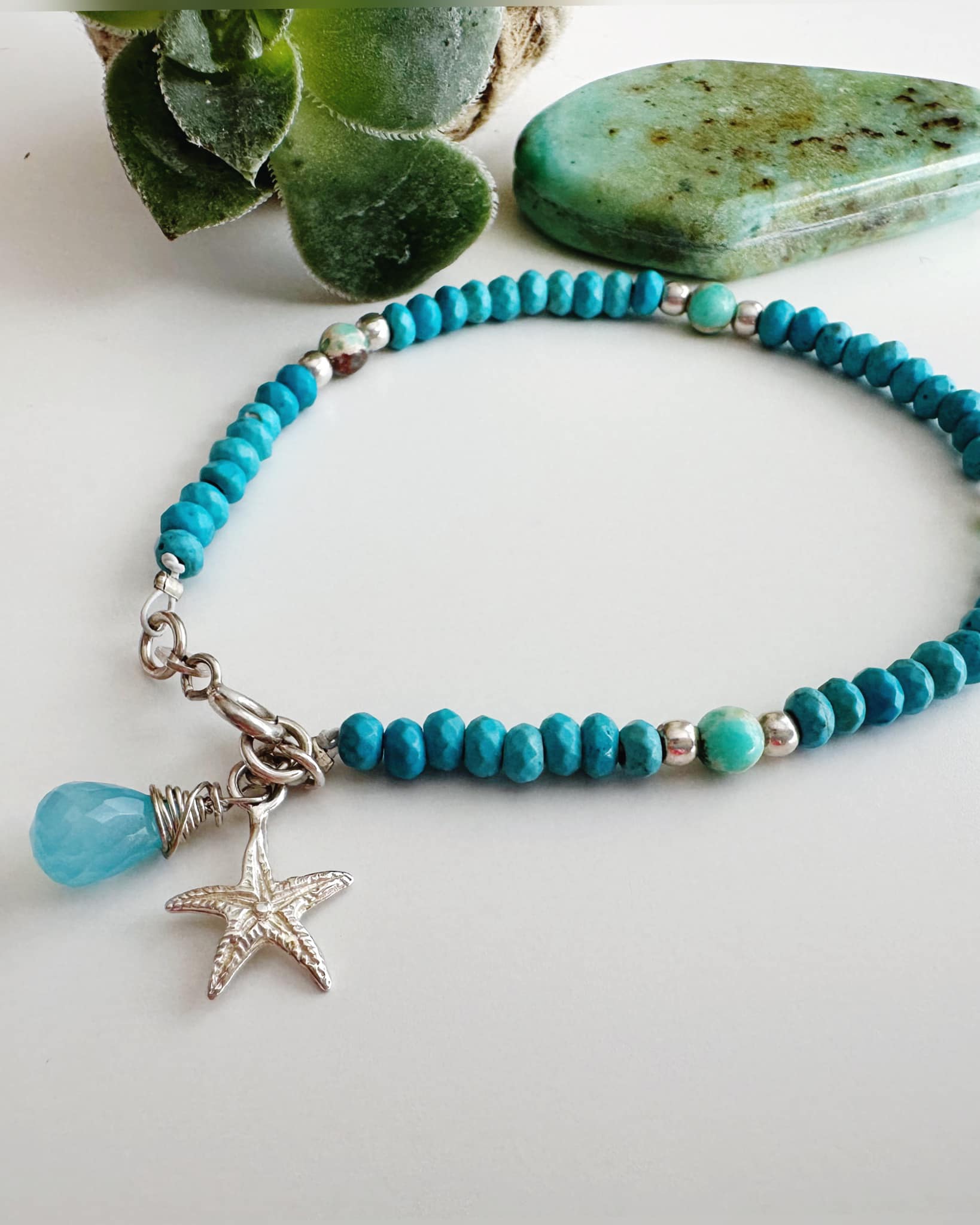 Pulsera en piedras Turquesa. Incluye significado de la piedra y packing para regalo