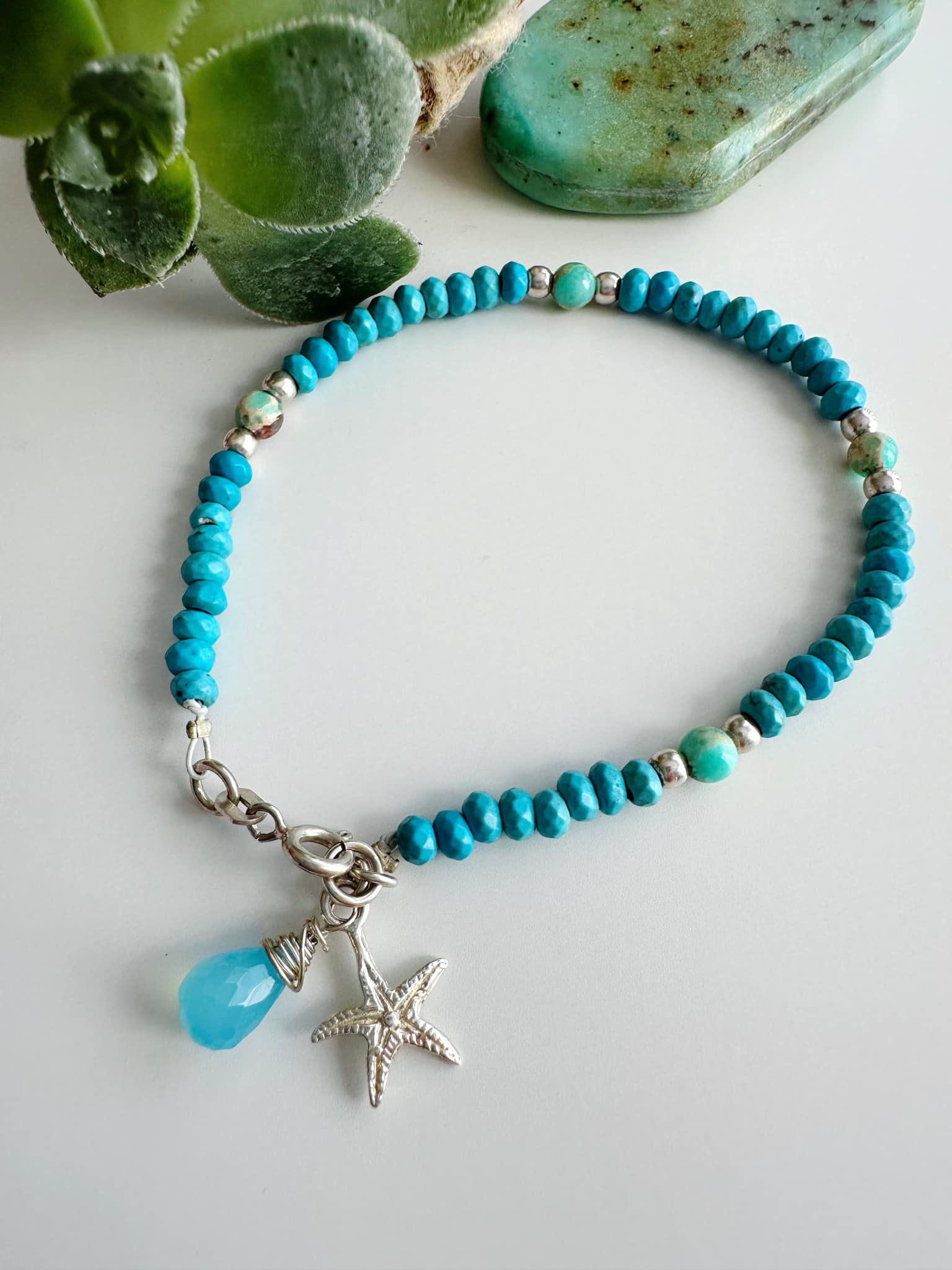 Pulsera en piedras Turquesa. Incluye significado de la piedra y packing para regalo