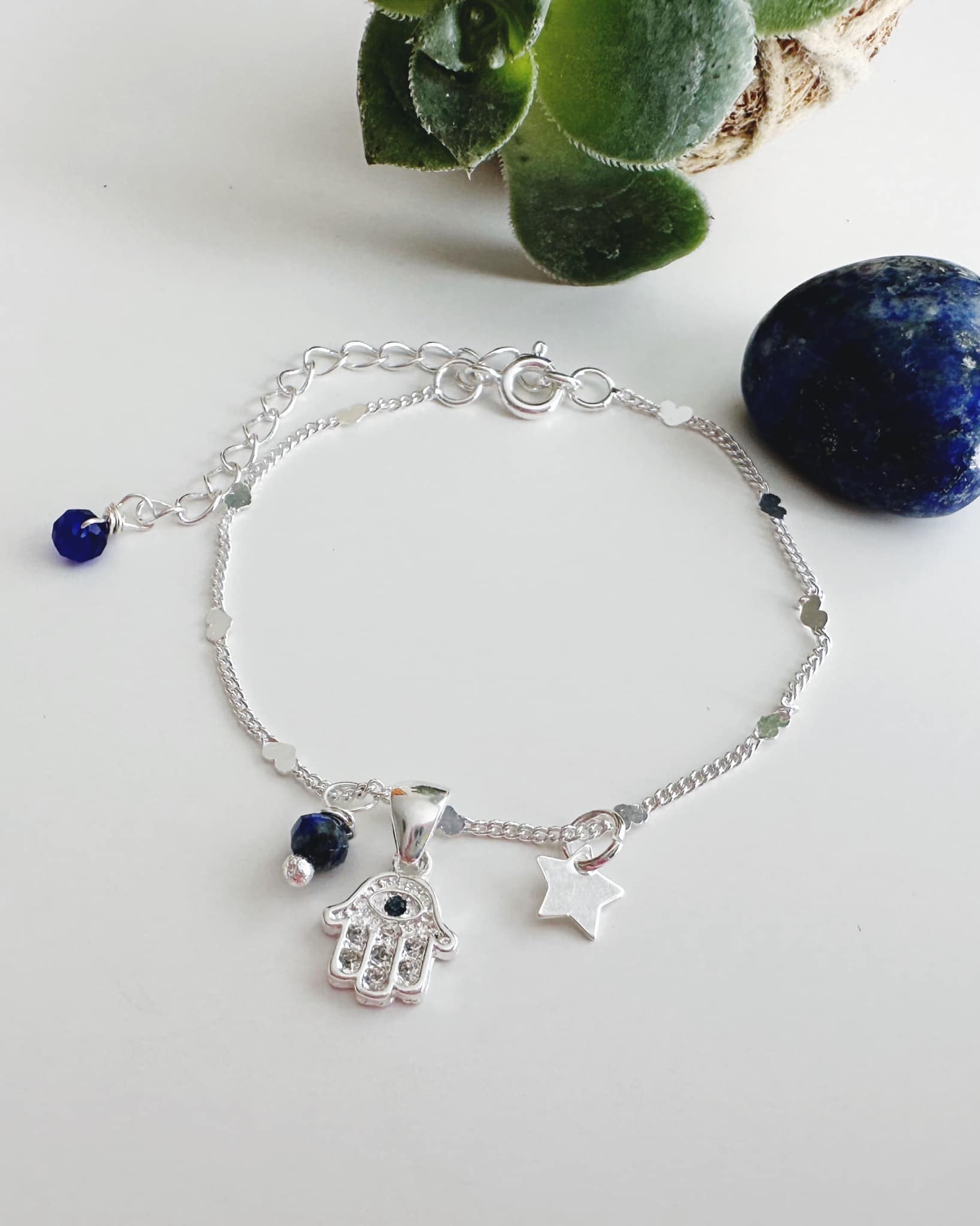 Pulsera silver Mano de Fátima en piedra Lapislázuli . Incluye significado y Packing para regalo