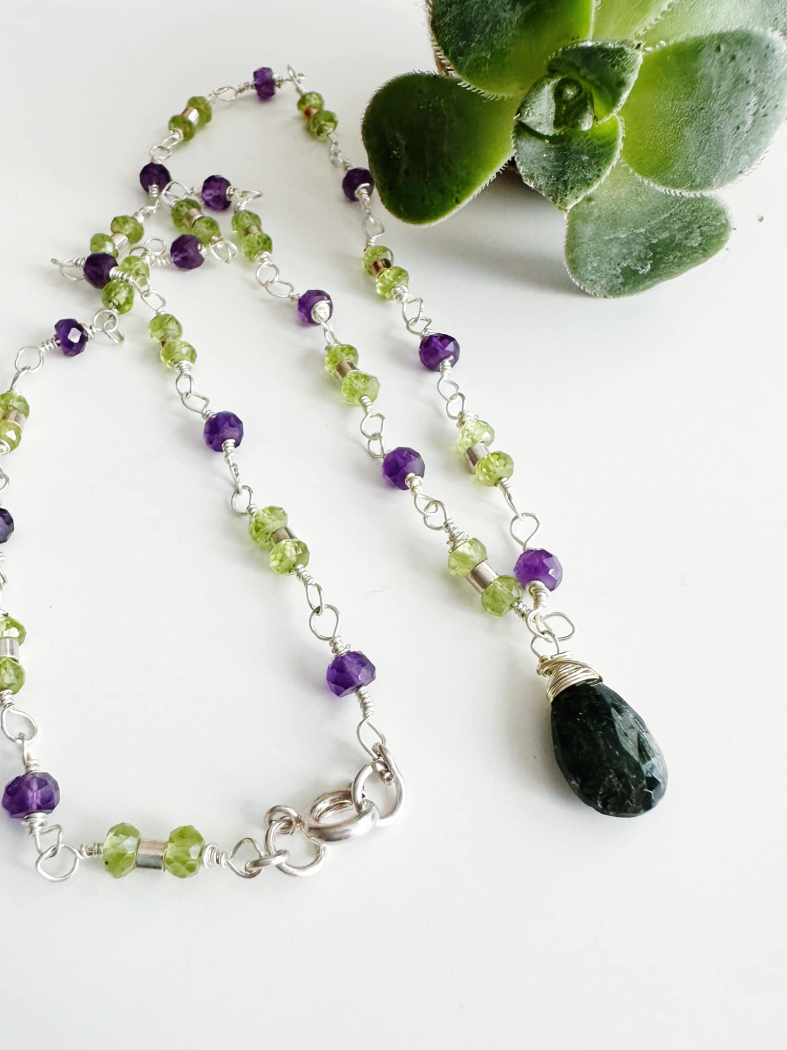 Collar silver “Martina” en piedras naturales.  Incluye Packing para regalo
