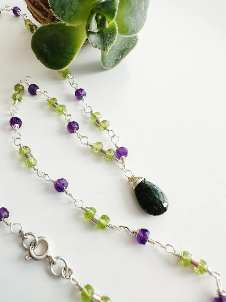 Collar silver “Martina” en piedras naturales.  Incluye Packing para regalo