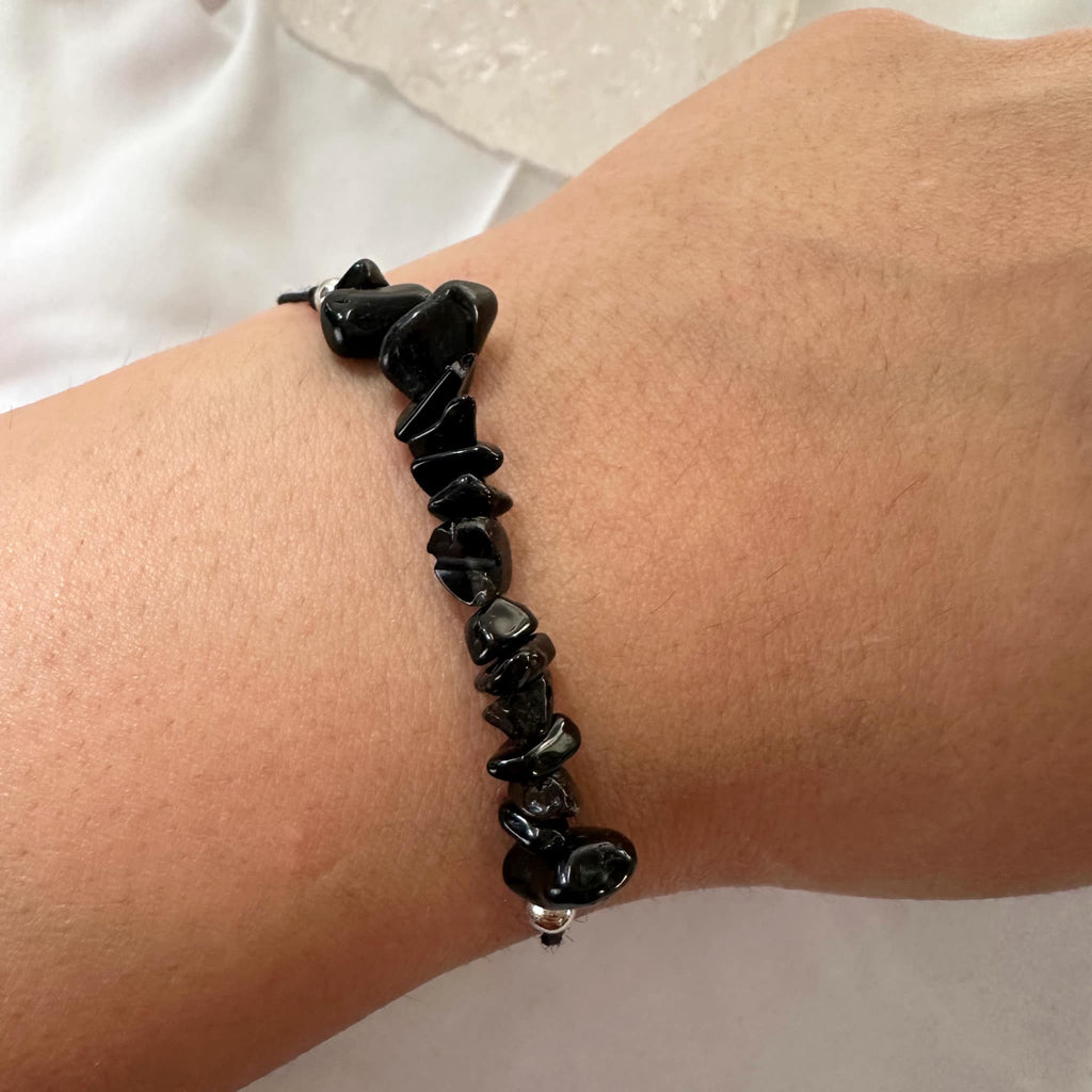 Pulsera hilo ajustable Ónix negro. Incluye significado de la piedra y packing para regalo