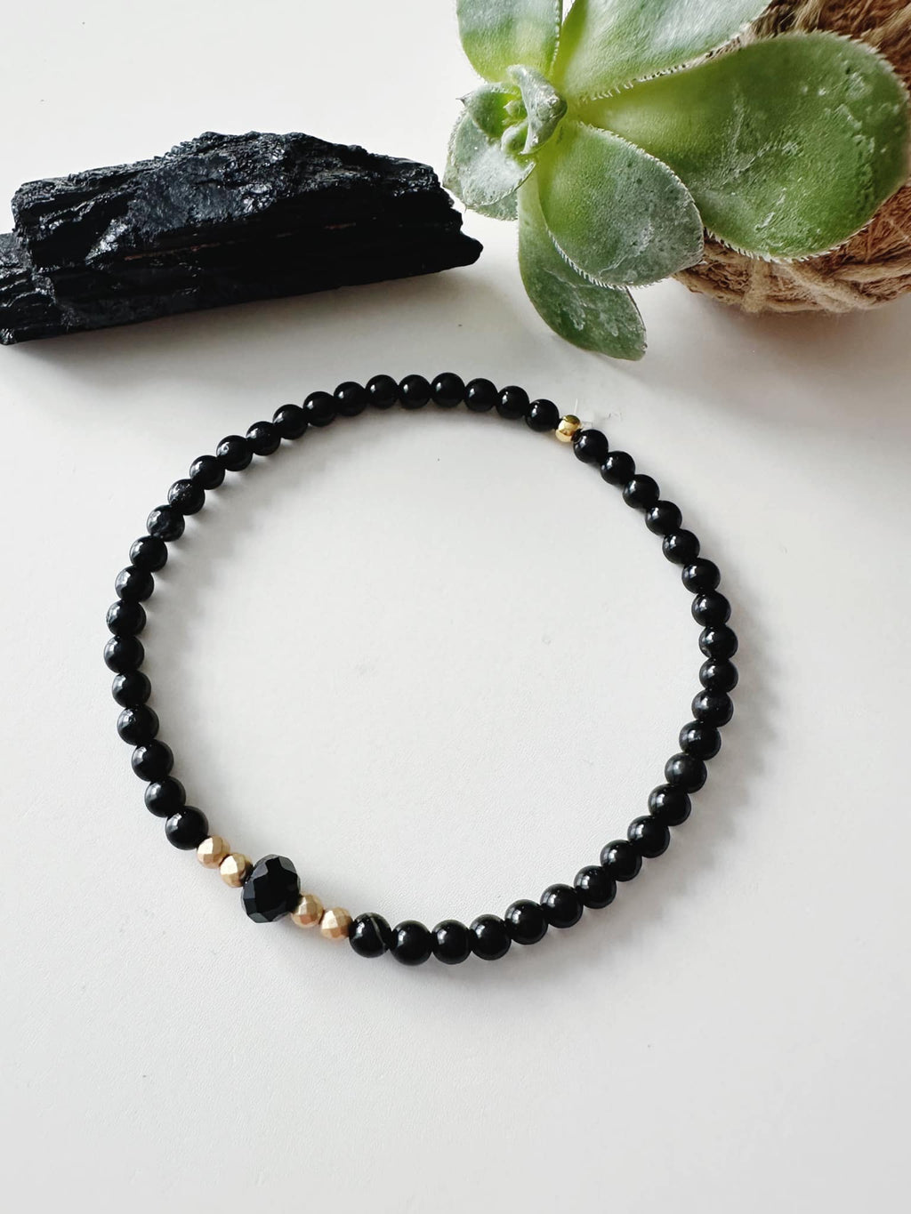 Pulsera signo Capricornio en Piedra Turmalina Negra. Incluye mensaje especial y packing para regalo