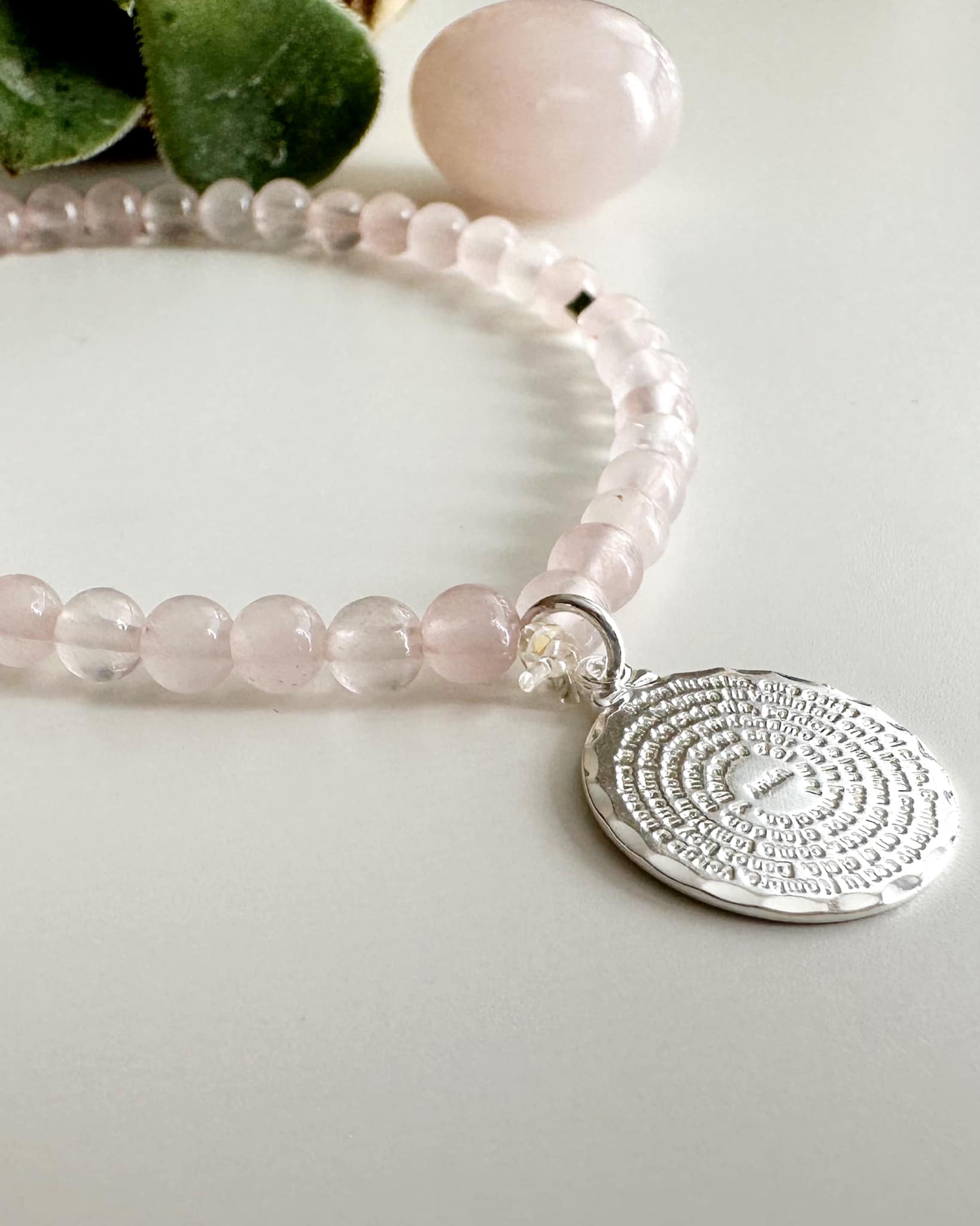 Pulsera Padre Nuestro Cuarzo Rosa. Incluye mensaje especial y Packing para regalo