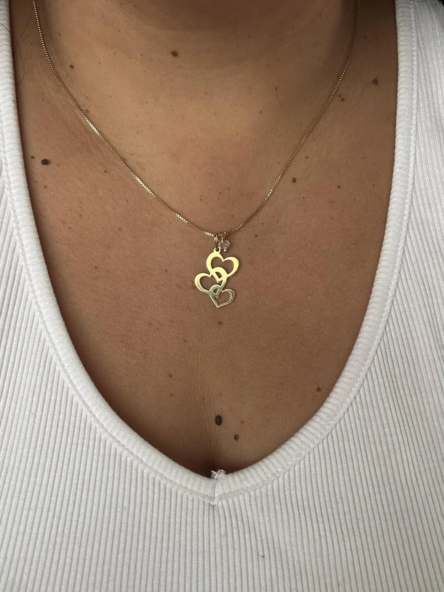 Collar "Mi familia" en corazones . Incluye packing para regalo.