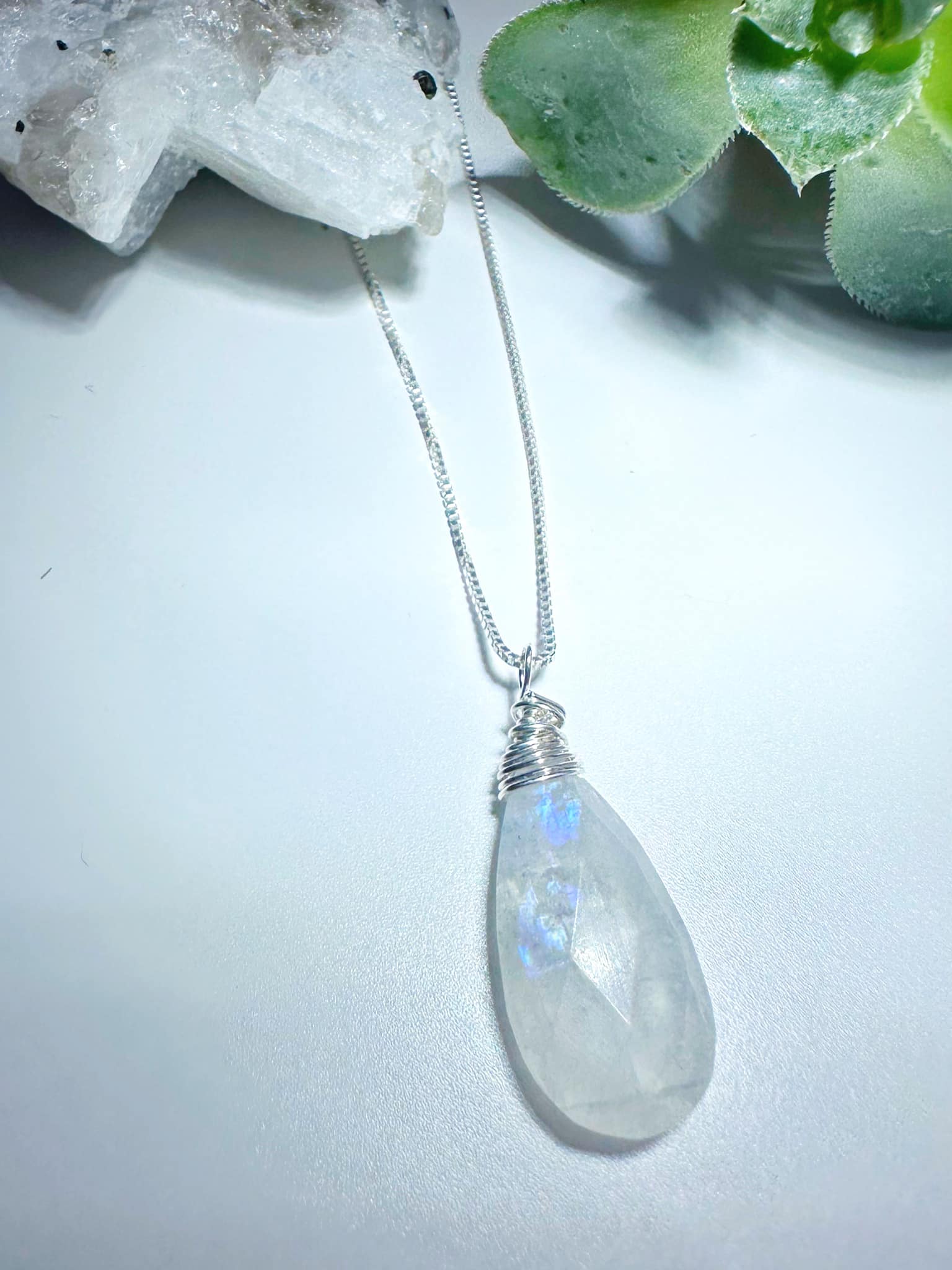 Collar amuleto Piedra Luna . Incluye significado de la piedra y packing para regalo