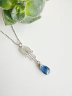 Collar de Plata 925 Mano de Fátima y piedra natural Cianita Azul. Incluye significado y packing para regalo