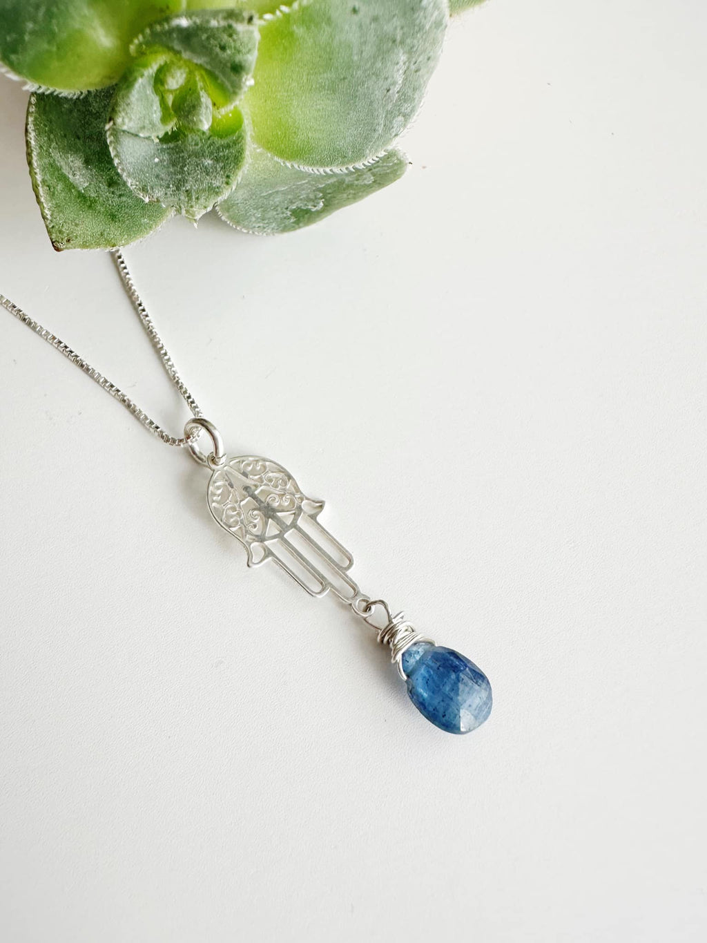 Collar de Plata 925 Mano de Fátima y piedra natural Cianita Azul. Incluye significado y packing para regalo