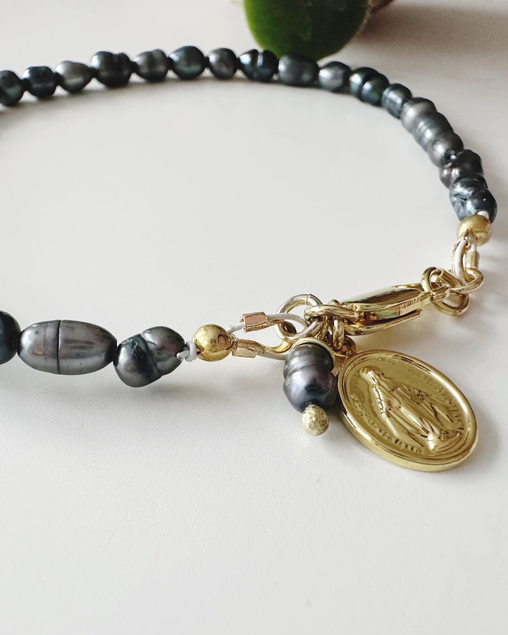 Pulsera virgen milagrosa en perlas naturales grises. Incluye mensaje especial y packing para regalo