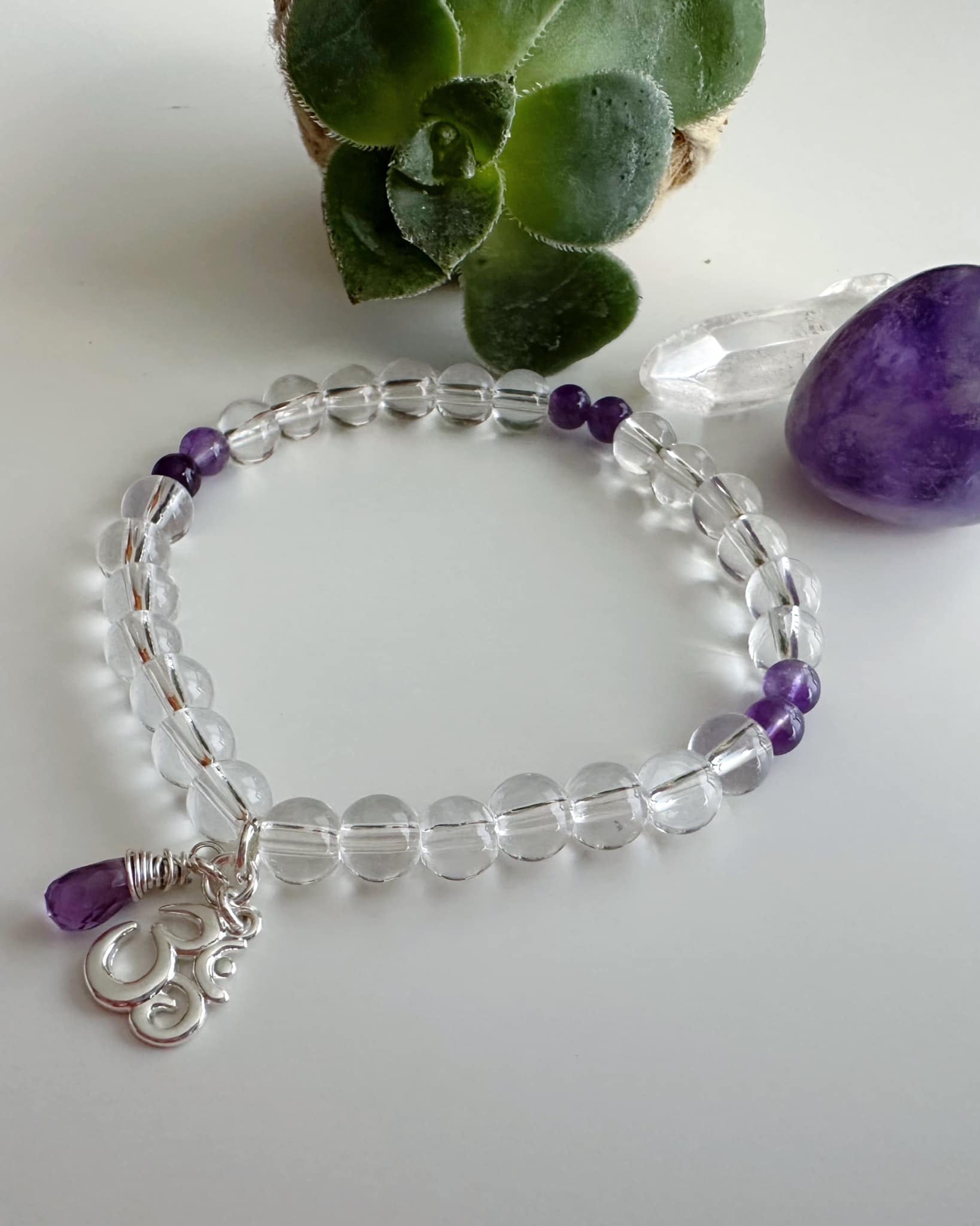 Pulsera OM Cuarzo Cristal y Amatista. Incluye packing regalo y significado de la Piedra