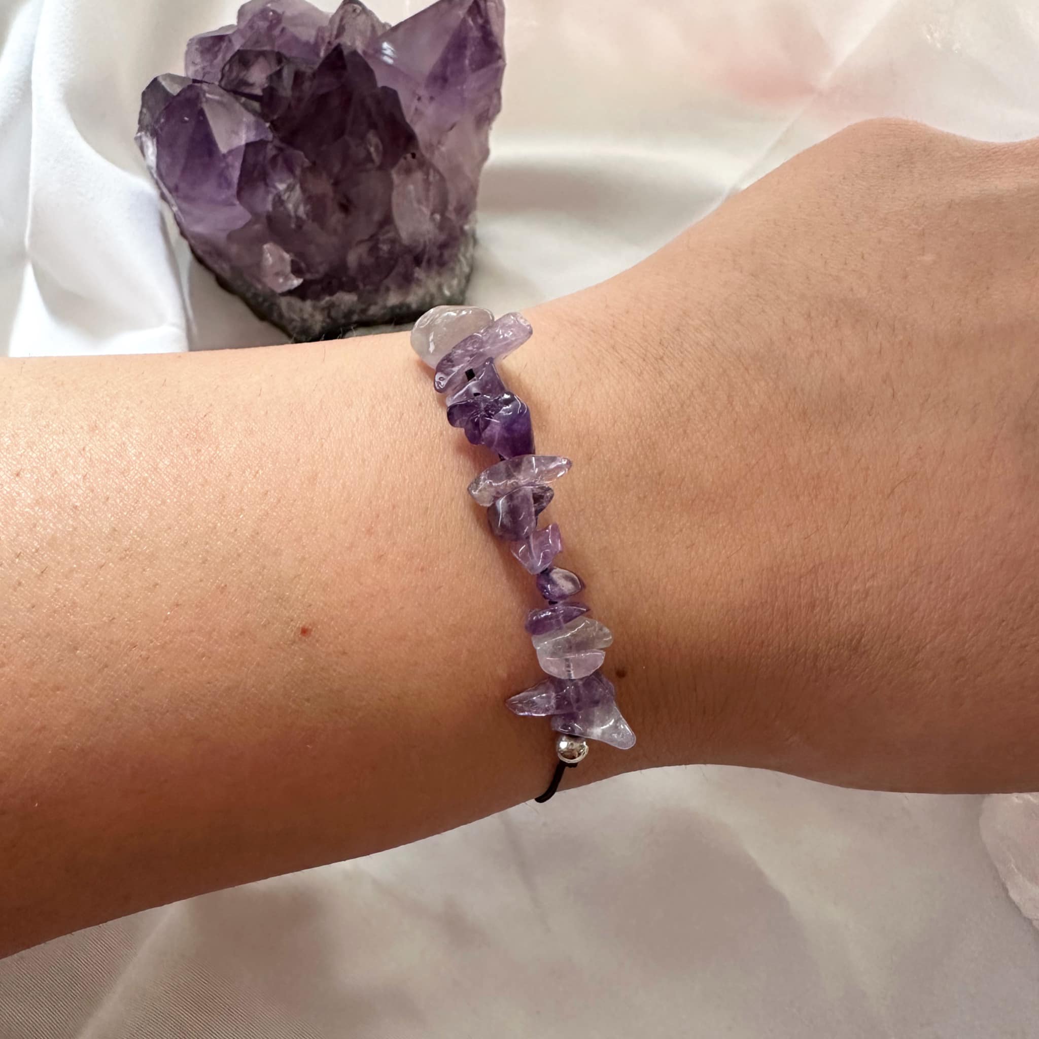 Pulsera hilo Ajustable Amatista. Incluye significado y packing para regalo