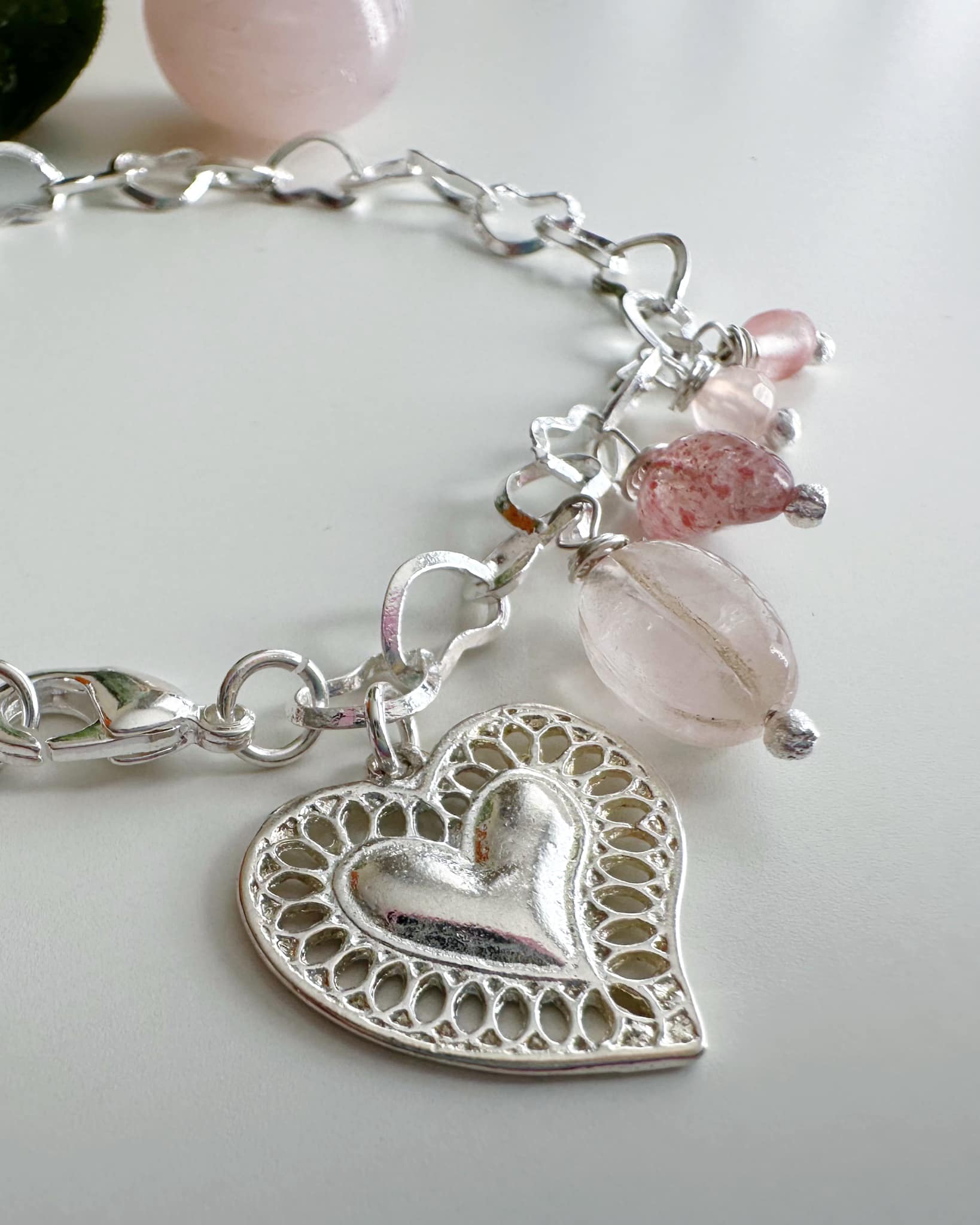 Pulsera corazón y piedras Cuarzo Rosa . Incluye significado de la piedra y Packing para regalo