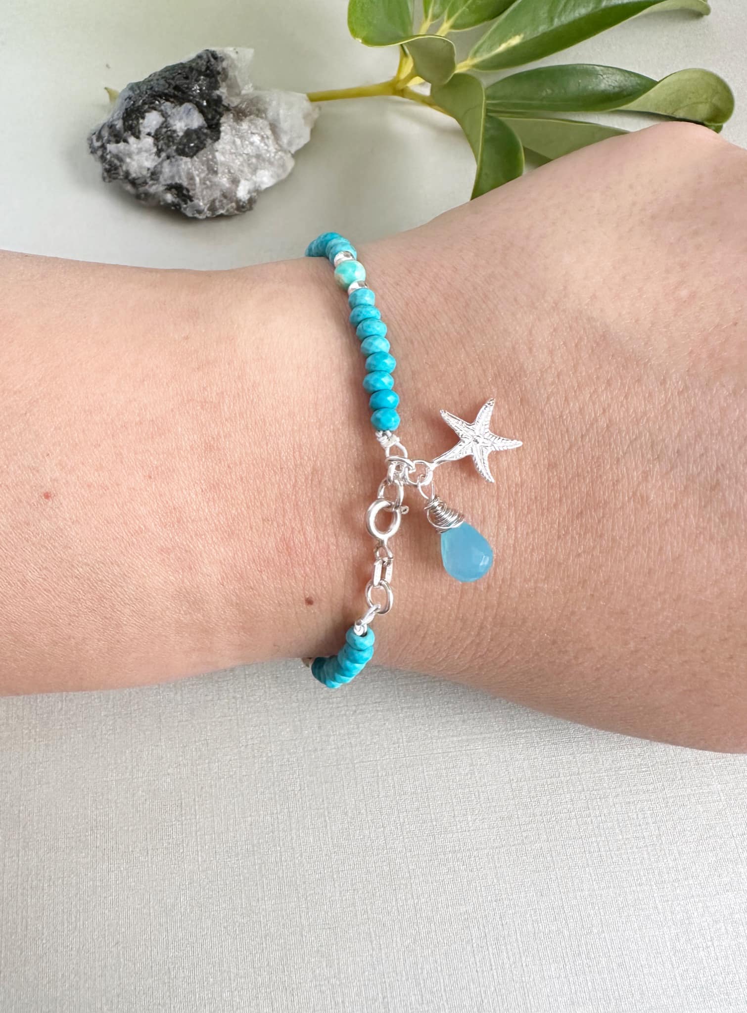 Pulsera en piedras Turquesa. Incluye significado de la piedra y packing para regalo